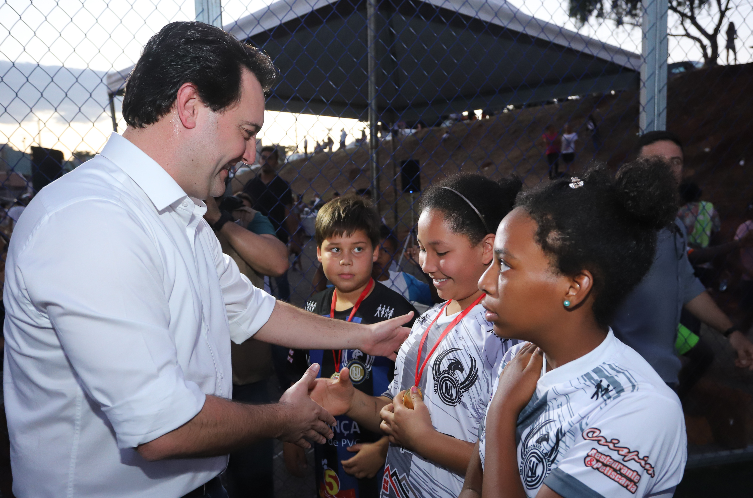 Londrina, no Norte do Paraná, ganhou uma unidade do projeto Arena Multiuso, espaço para atividades esportivas e de recreação, implantado pelo Governo do Estado, em parceria com o município. Instalada no conjunto residencial Vista Bela, a unidade foi entregue à comunidade pelo governador Carlos Massa Ratinho Junior, nesta quinta-feira (20). - Londrina, 20/06/2019 - Foto: Rodrigo Félix Leal/ANPr