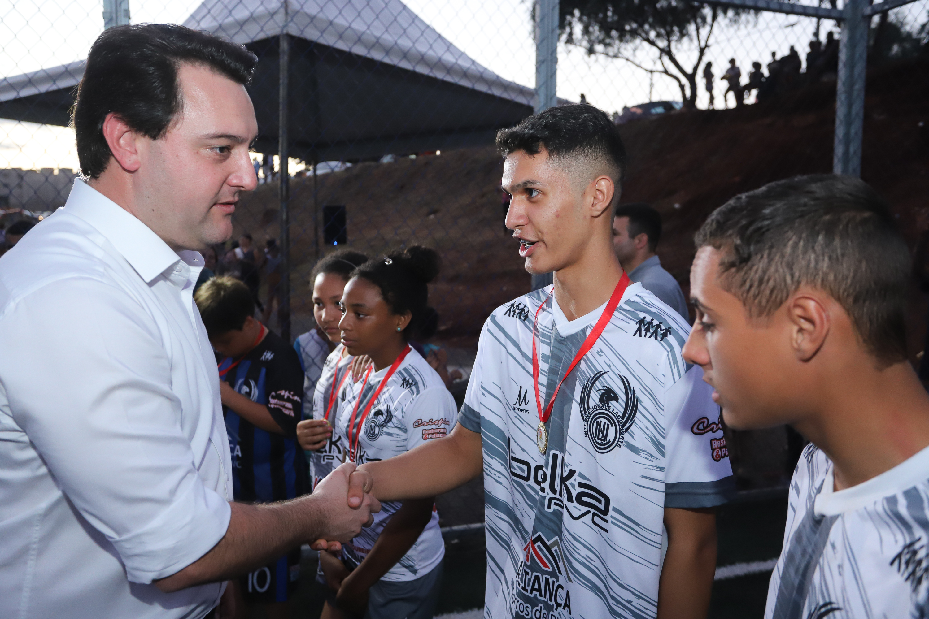 Londrina, no Norte do Paraná, ganhou uma unidade do projeto Arena Multiuso, espaço para atividades esportivas e de recreação, implantado pelo Governo do Estado, em parceria com o município. Instalada no conjunto residencial Vista Bela, a unidade foi entregue à comunidade pelo governador Carlos Massa Ratinho Junior, nesta quinta-feira (20). - Londrina, 20/06/2019 - Foto: Rodrigo Félix Leal/ANPr