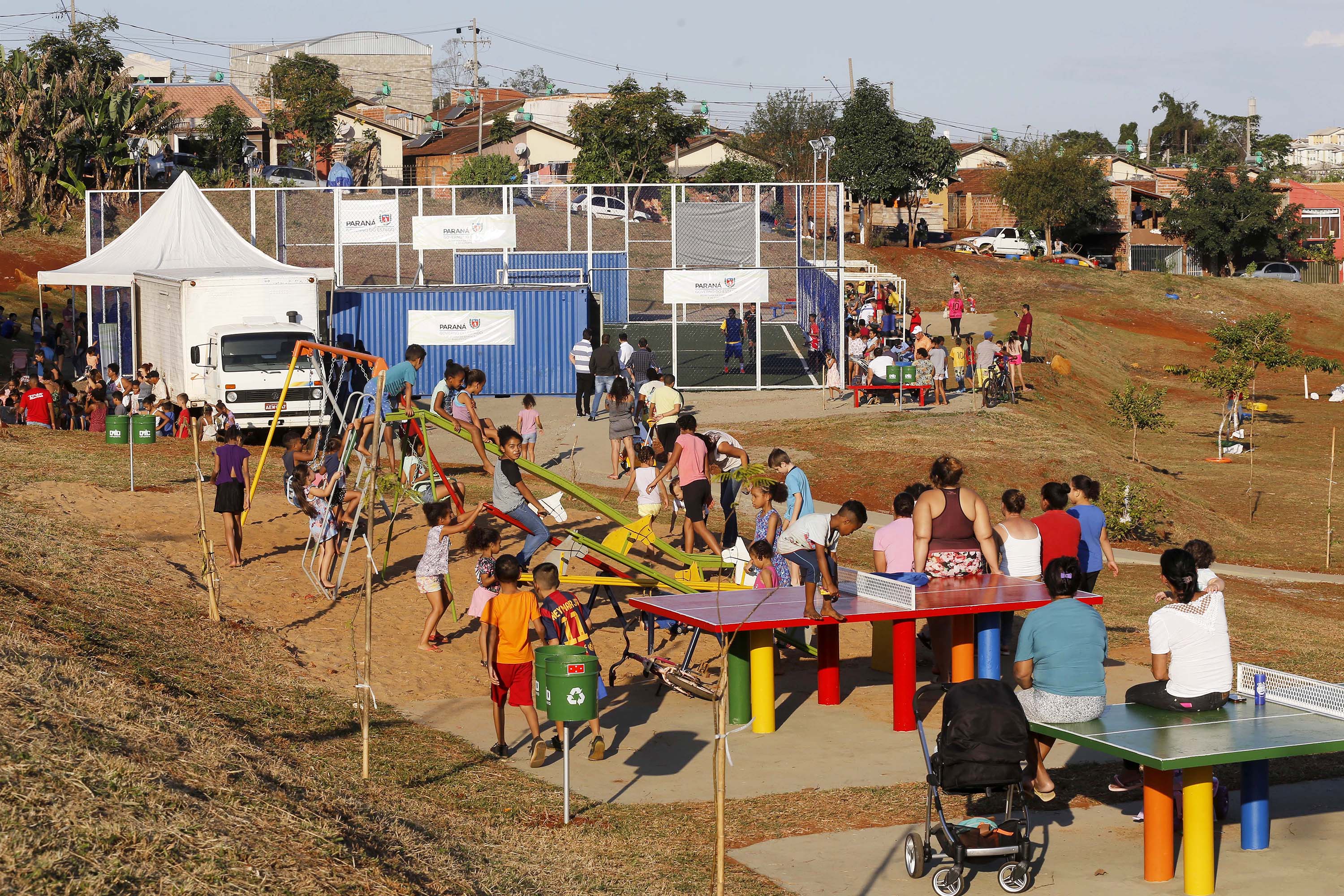 Londrina, no Norte do Paraná, ganhou uma unidade do projeto Arena Multiuso, espaço para atividades esportivas e de recreação, implantado pelo Governo do Estado, em parceria com o município. Instalada no conjunto residencial Vista Bela, a unidade foi entregue à comunidade pelo governador Carlos Massa Ratinho Junior, nesta quinta-feira (20). - Londrina, 20/06/2019 - Foto: Arnaldo Alves/ANPr