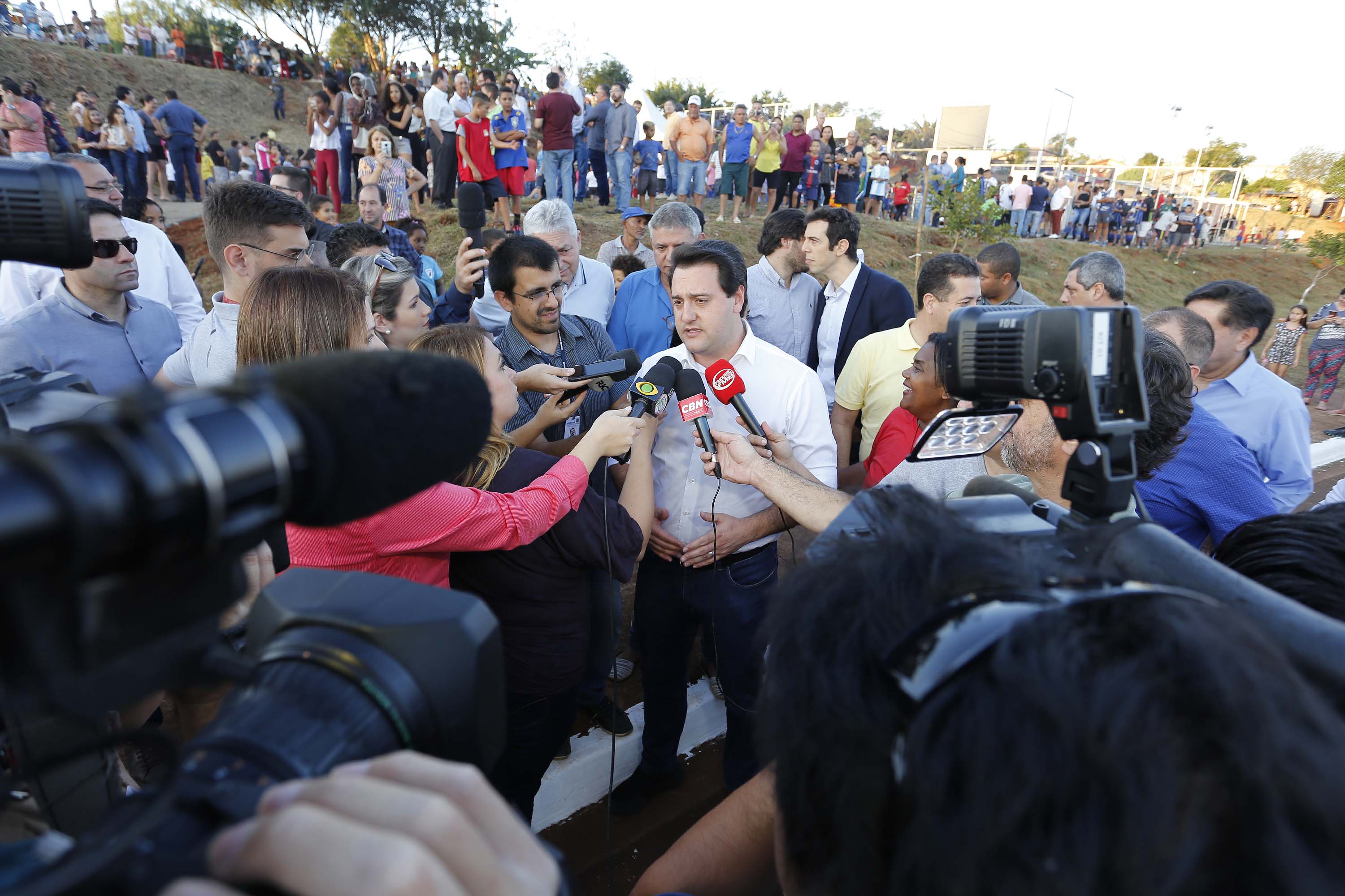 Londrina, no Norte do Paraná, ganhou uma unidade do projeto Arena Multiuso, espaço para atividades esportivas e de recreação, implantado pelo Governo do Estado, em parceria com o município. Instalada no conjunto residencial Vista Bela, a unidade foi entregue à comunidade pelo governador Carlos Massa Ratinho Junior, nesta quinta-feira (20). - Londrina, 20/06/2019 - Foto: Arnaldo Alves/ANPr