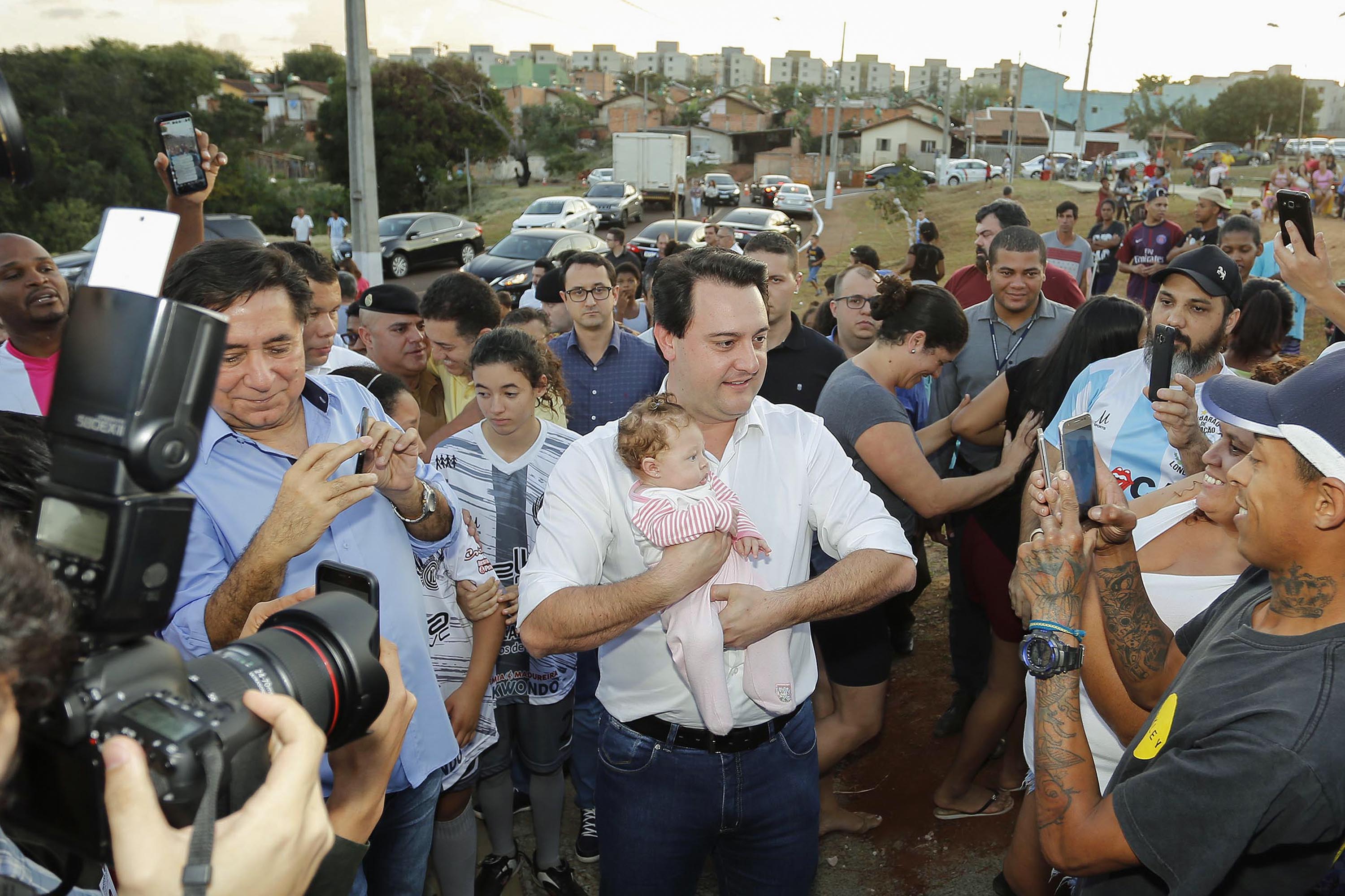 Londrina, no Norte do Paraná, ganhou uma unidade do projeto Arena Multiuso, espaço para atividades esportivas e de recreação, implantado pelo Governo do Estado, em parceria com o município. Instalada no conjunto residencial Vista Bela, a unidade foi entregue à comunidade pelo governador Carlos Massa Ratinho Junior, nesta quinta-feira (20). - Londrina, 20/06/2019 - Foto: Arnaldo Alves/ANPr