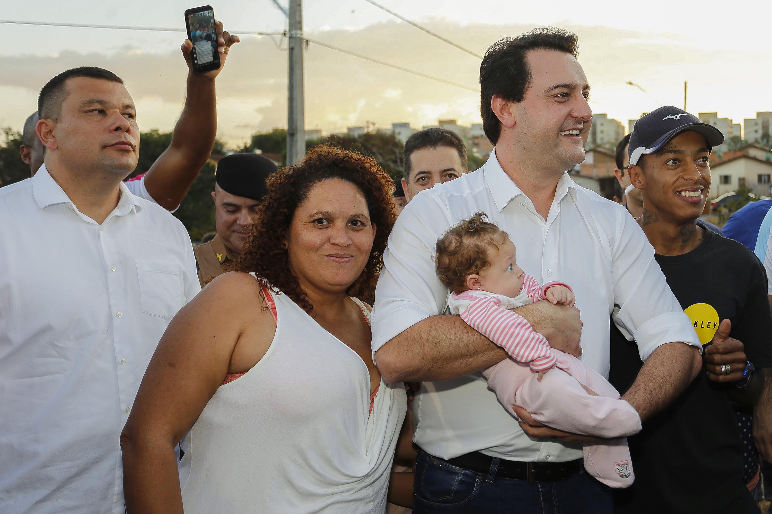 Londrina, no Norte do Paraná, ganhou uma unidade do projeto Arena Multiuso, espaço para atividades esportivas e de recreação, implantado pelo Governo do Estado, em parceria com o município. Instalada no conjunto residencial Vista Bela, a unidade foi entregue à comunidade pelo governador Carlos Massa Ratinho Junior, nesta quinta-feira (20). - Londrina, 20/06/2019 - Foto: Arnaldo Alves/ANPr