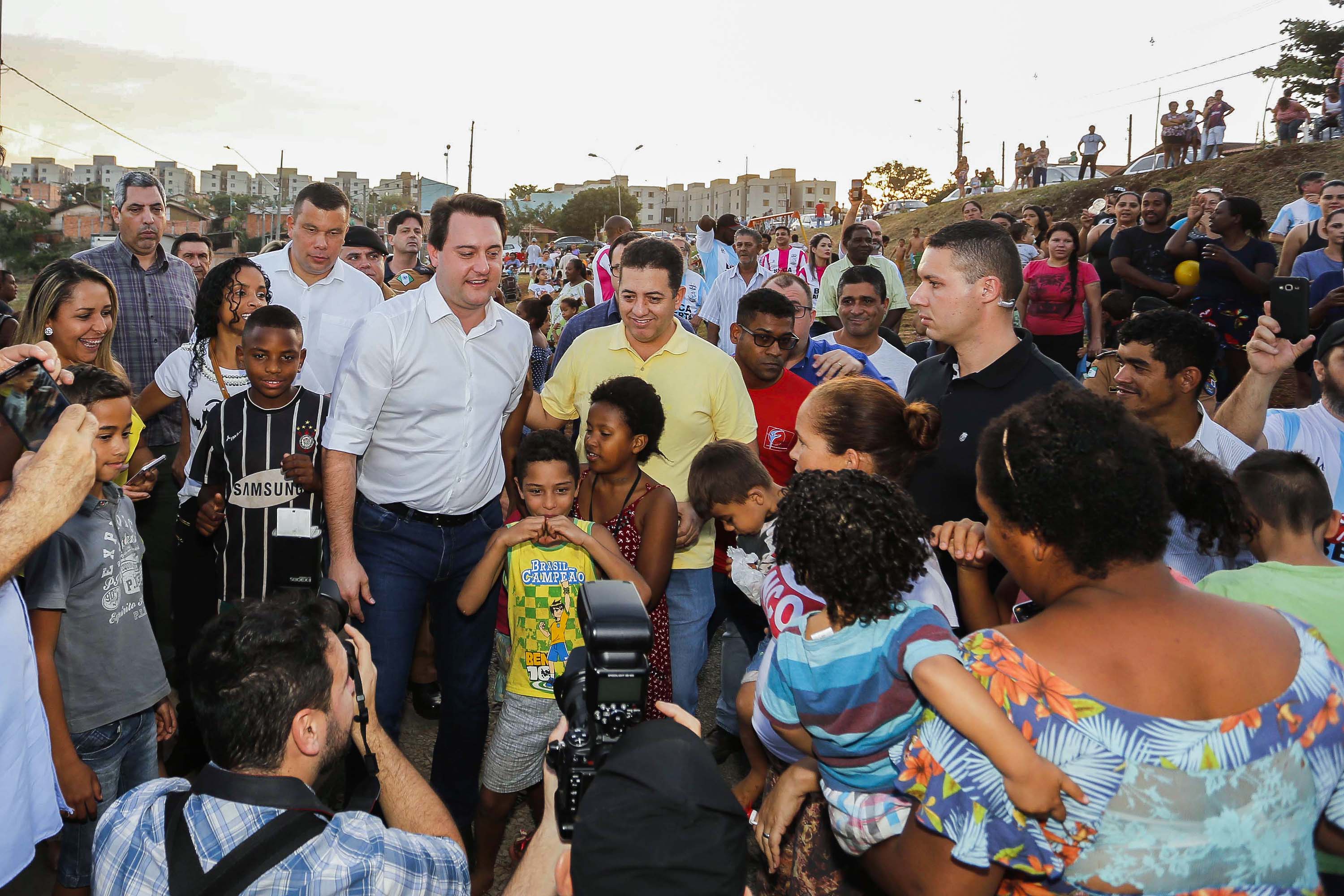Londrina, no Norte do Paraná, ganhou uma unidade do projeto Arena Multiuso, espaço para atividades esportivas e de recreação, implantado pelo Governo do Estado, em parceria com o município. Instalada no conjunto residencial Vista Bela, a unidade foi entregue à comunidade pelo governador Carlos Massa Ratinho Junior, nesta quinta-feira (20). - Londrina, 20/06/2019 - Foto: Arnaldo Alves/ANPr
