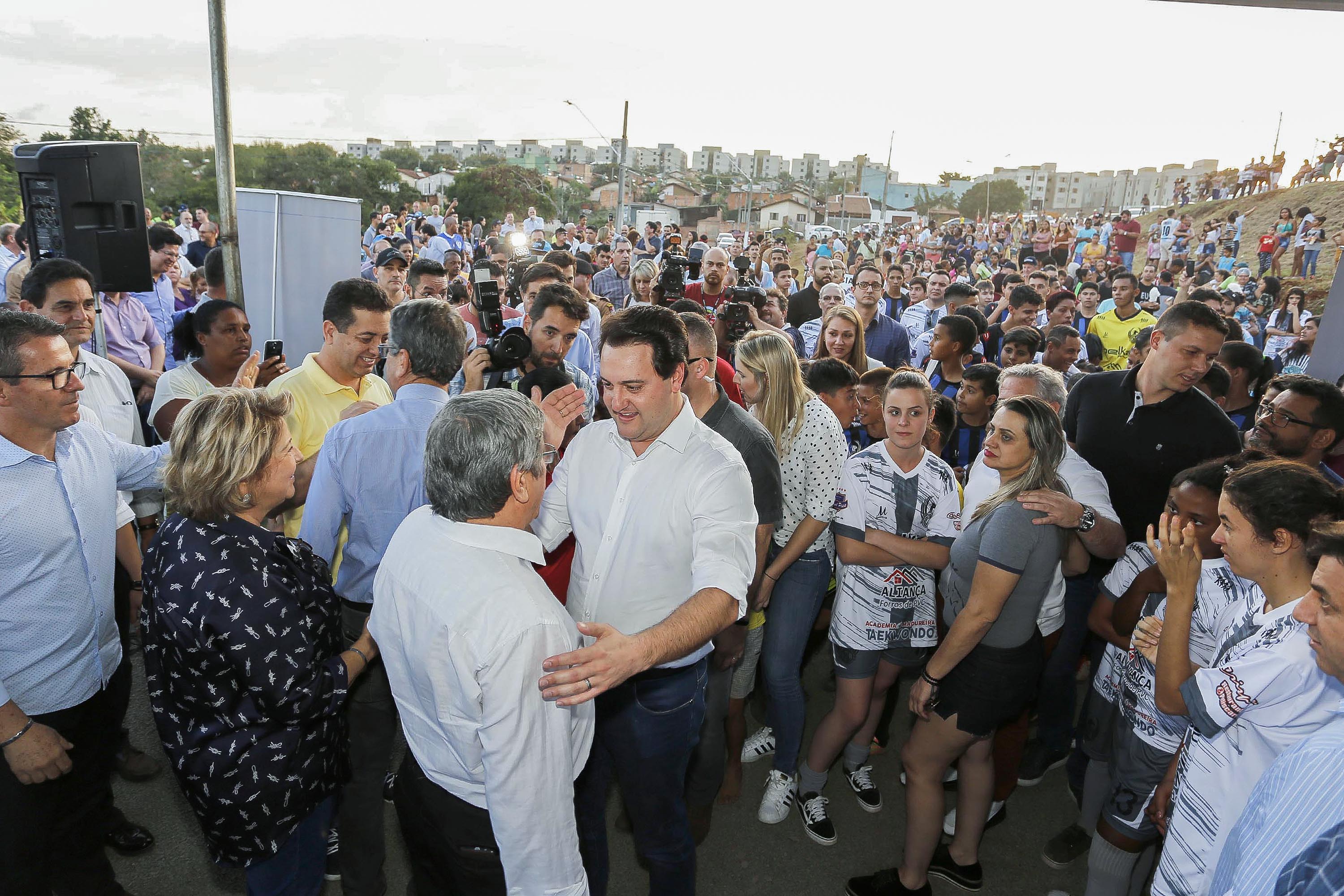 Londrina, no Norte do Paraná, ganhou uma unidade do projeto Arena Multiuso, espaço para atividades esportivas e de recreação, implantado pelo Governo do Estado, em parceria com o município. Instalada no conjunto residencial Vista Bela, a unidade foi entregue à comunidade pelo governador Carlos Massa Ratinho Junior, nesta quinta-feira (20). - Londrina, 20/06/2019 - Foto: Arnaldo Alves/ANPr