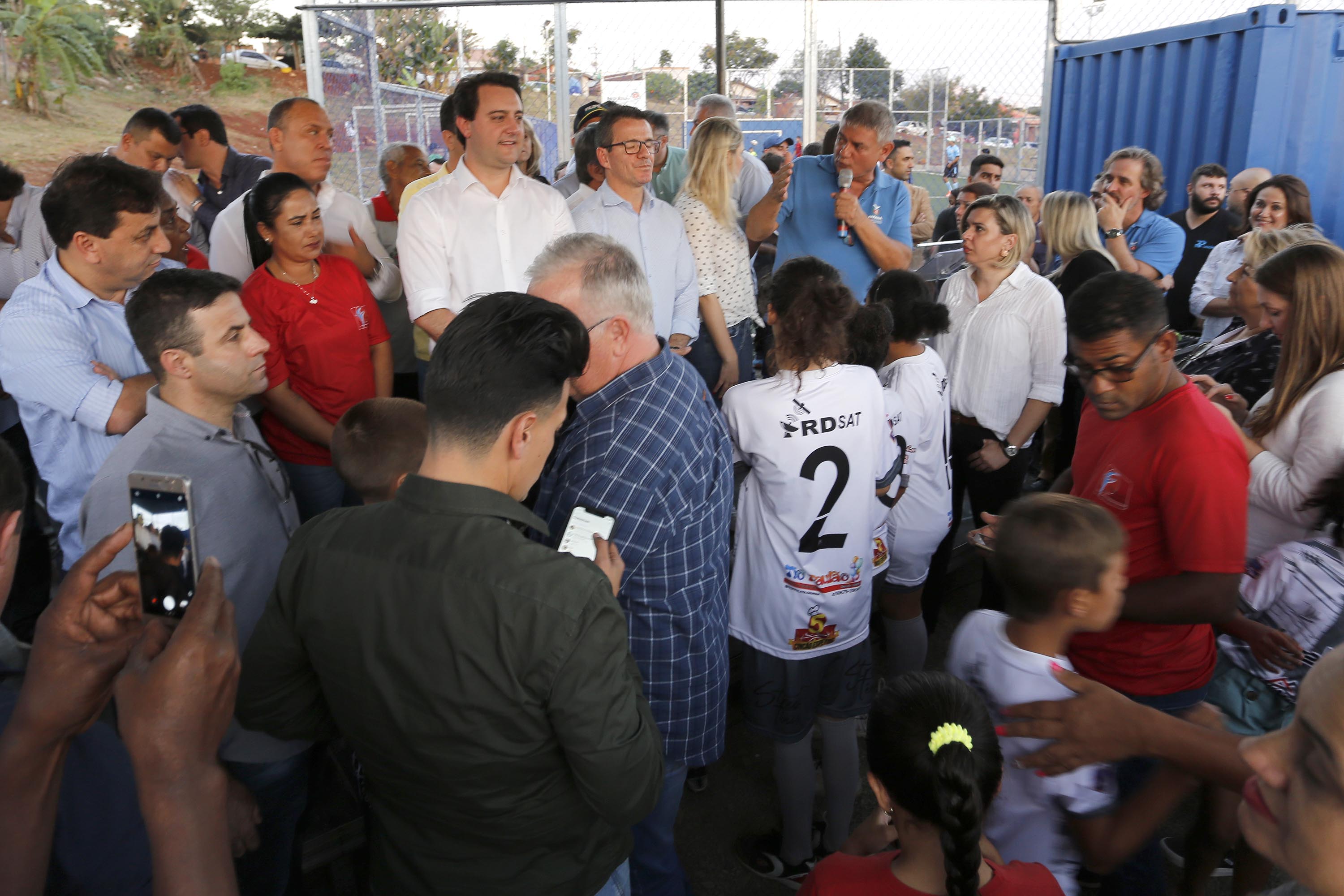 Londrina, no Norte do Paraná, ganhou uma unidade do projeto Arena Multiuso, espaço para atividades esportivas e de recreação, implantado pelo Governo do Estado, em parceria com o município. Instalada no conjunto residencial Vista Bela, a unidade foi entregue à comunidade pelo governador Carlos Massa Ratinho Junior, nesta quinta-feira (20). - Londrina, 20/06/2019 - Foto: Arnaldo Alves/ANPr