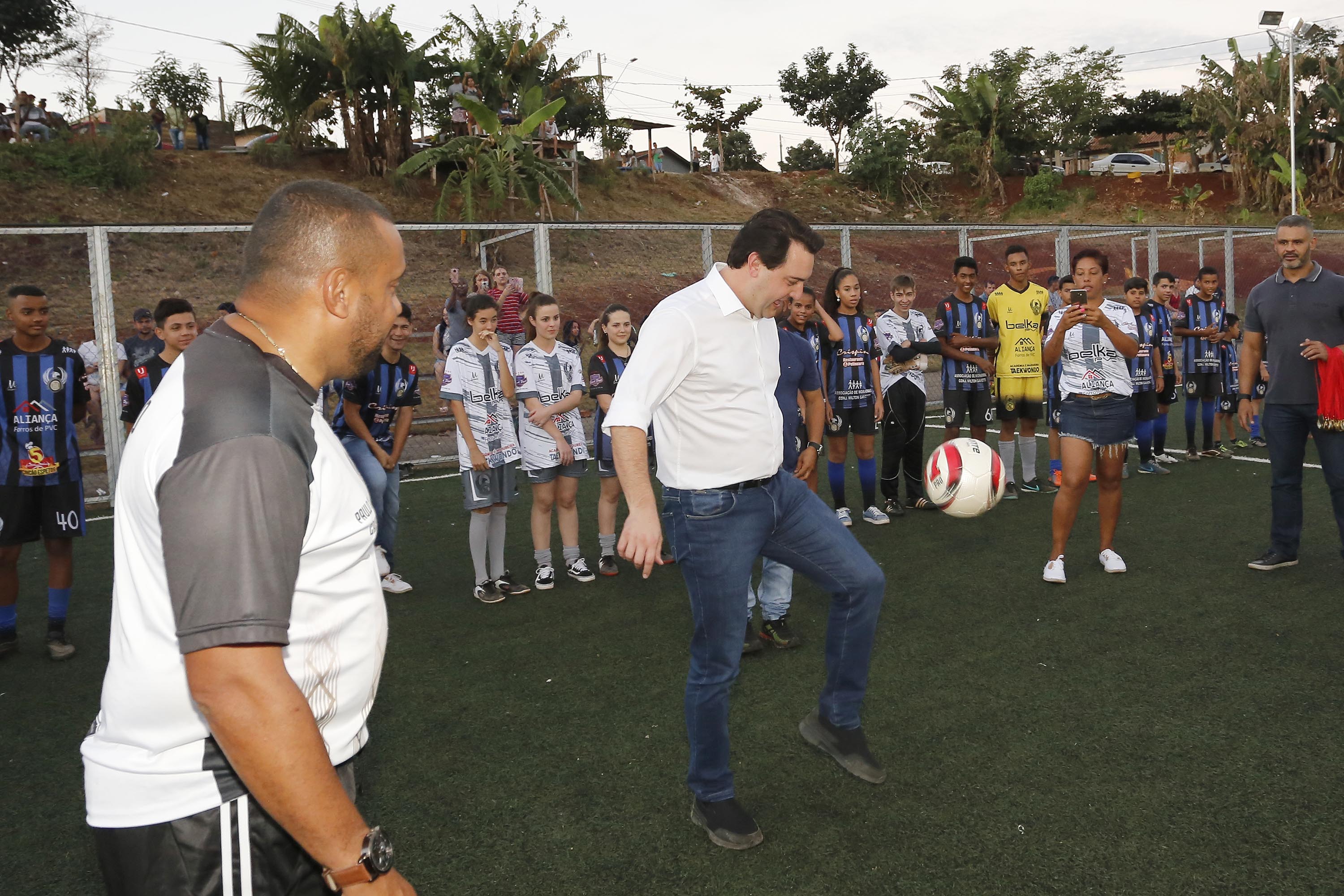 Londrina, no Norte do Paraná, ganhou uma unidade do projeto Arena Multiuso, espaço para atividades esportivas e de recreação, implantado pelo Governo do Estado, em parceria com o município. Instalada no conjunto residencial Vista Bela, a unidade foi entregue à comunidade pelo governador Carlos Massa Ratinho Junior, nesta quinta-feira (20). - Londrina, 20/06/2019 - Foto: Arnaldo Alves/ANPr