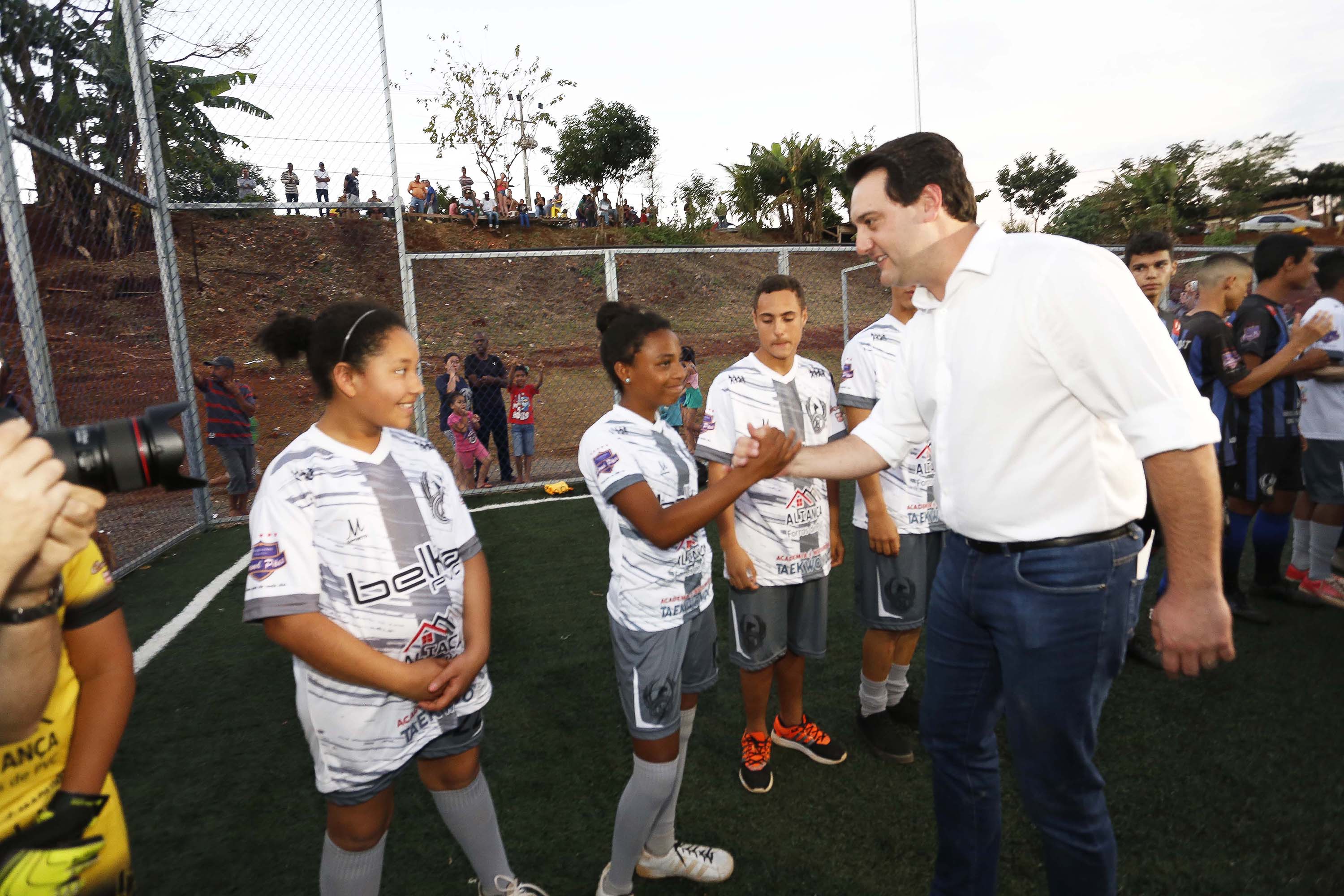 Londrina, no Norte do Paraná, ganhou uma unidade do projeto Arena Multiuso, espaço para atividades esportivas e de recreação, implantado pelo Governo do Estado, em parceria com o município. Instalada no conjunto residencial Vista Bela, a unidade foi entregue à comunidade pelo governador Carlos Massa Ratinho Junior, nesta quinta-feira (20). - Londrina, 20/06/2019 - Foto: Arnaldo Alves/ANPr