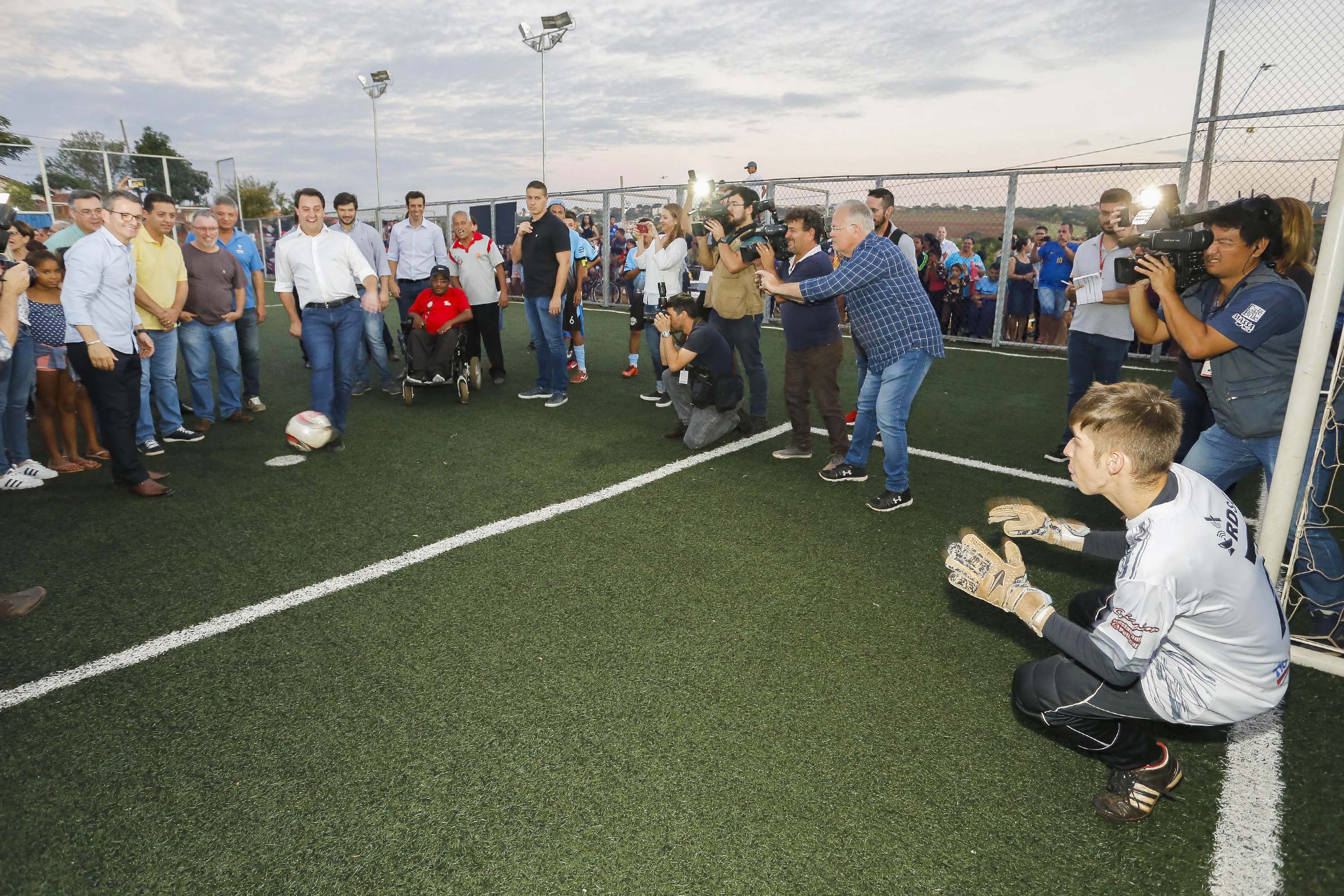 Londrina, no Norte do Paraná, ganhou uma unidade do projeto Arena Multiuso, espaço para atividades esportivas e de recreação, implantado pelo Governo do Estado, em parceria com o município. Instalada no conjunto residencial Vista Bela, a unidade foi entregue à comunidade pelo governador Carlos Massa Ratinho Junior, nesta quinta-feira (20). - Londrina, 20/06/2019 - Foto: Arnaldo Alves/ANPr