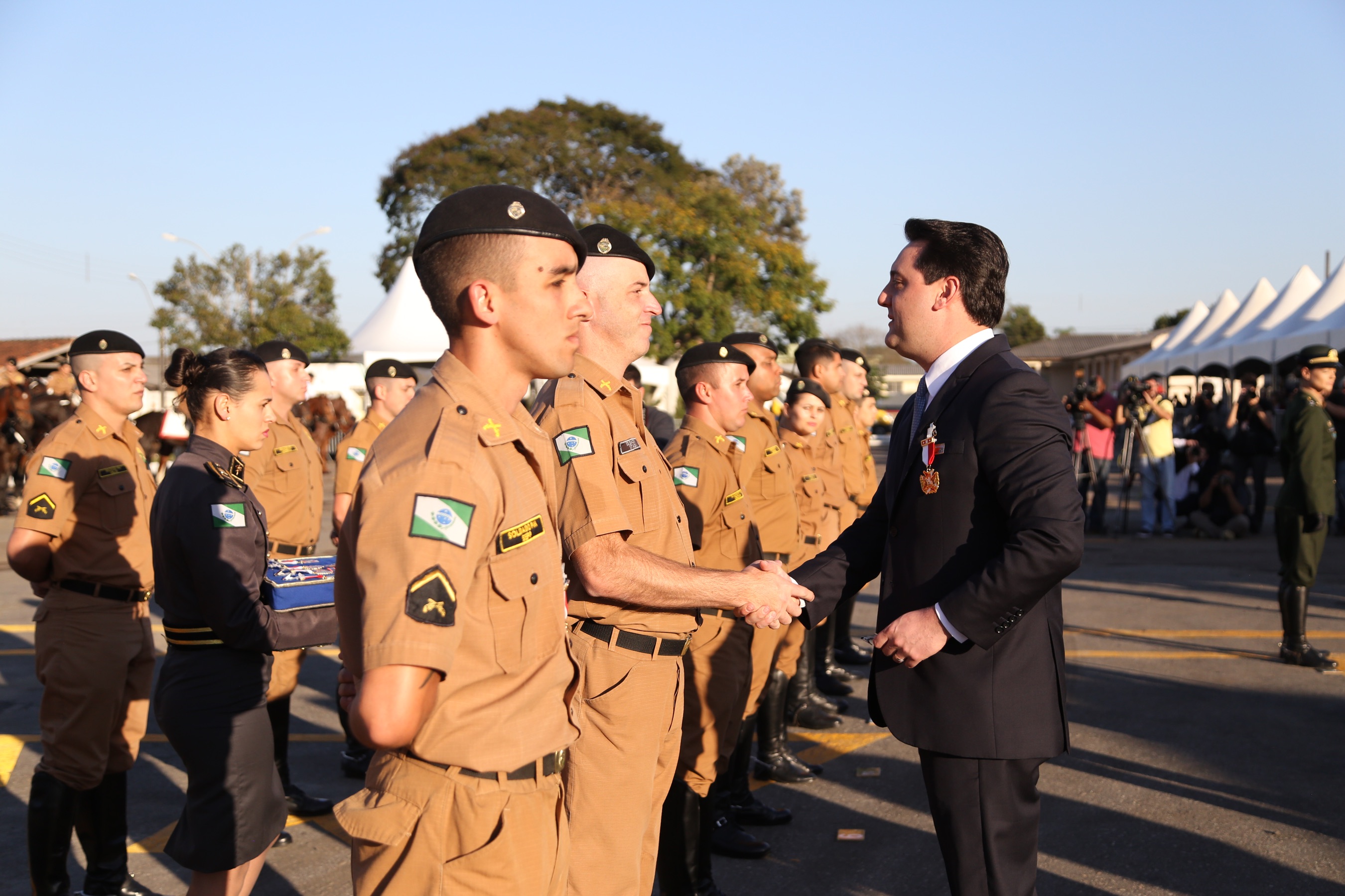O governador Carlos Massa Ratinho Junior e o presidente em exercício Hamilton Mourão receberam nesta sexta-feira (28) a medalha Heróis da Cavalaria, da Polícia Montada Coronel Dulcídio. A condecoração foi entregue na cerimônia, em Curitiba, que comemora os 140 anos do regimento, que é a unidade mais antiga da Polícia Militar do Paraná. - Curitiba, 28/06/2019 - Foto: José Fernando Ogura/ANPr