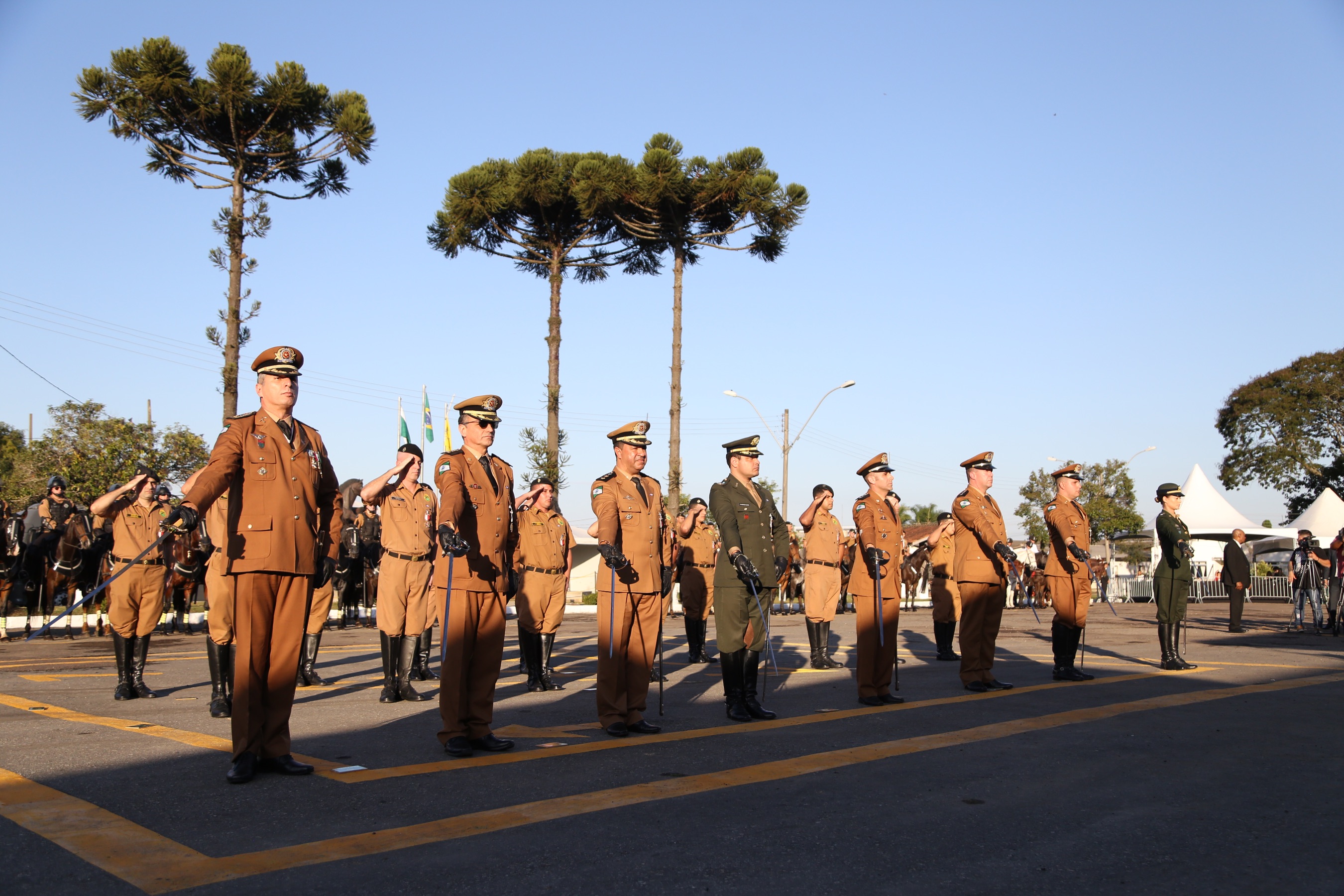 O governador Carlos Massa Ratinho Junior e o presidente em exercício Hamilton Mourão receberam nesta sexta-feira (28) a medalha Heróis da Cavalaria, da Polícia Montada Coronel Dulcídio. A condecoração foi entregue na cerimônia, em Curitiba, que comemora os 140 anos do regimento, que é a unidade mais antiga da Polícia Militar do Paraná. - Curitiba, 28/06/2019 - Foto: José Fernando Ogura/ANPr