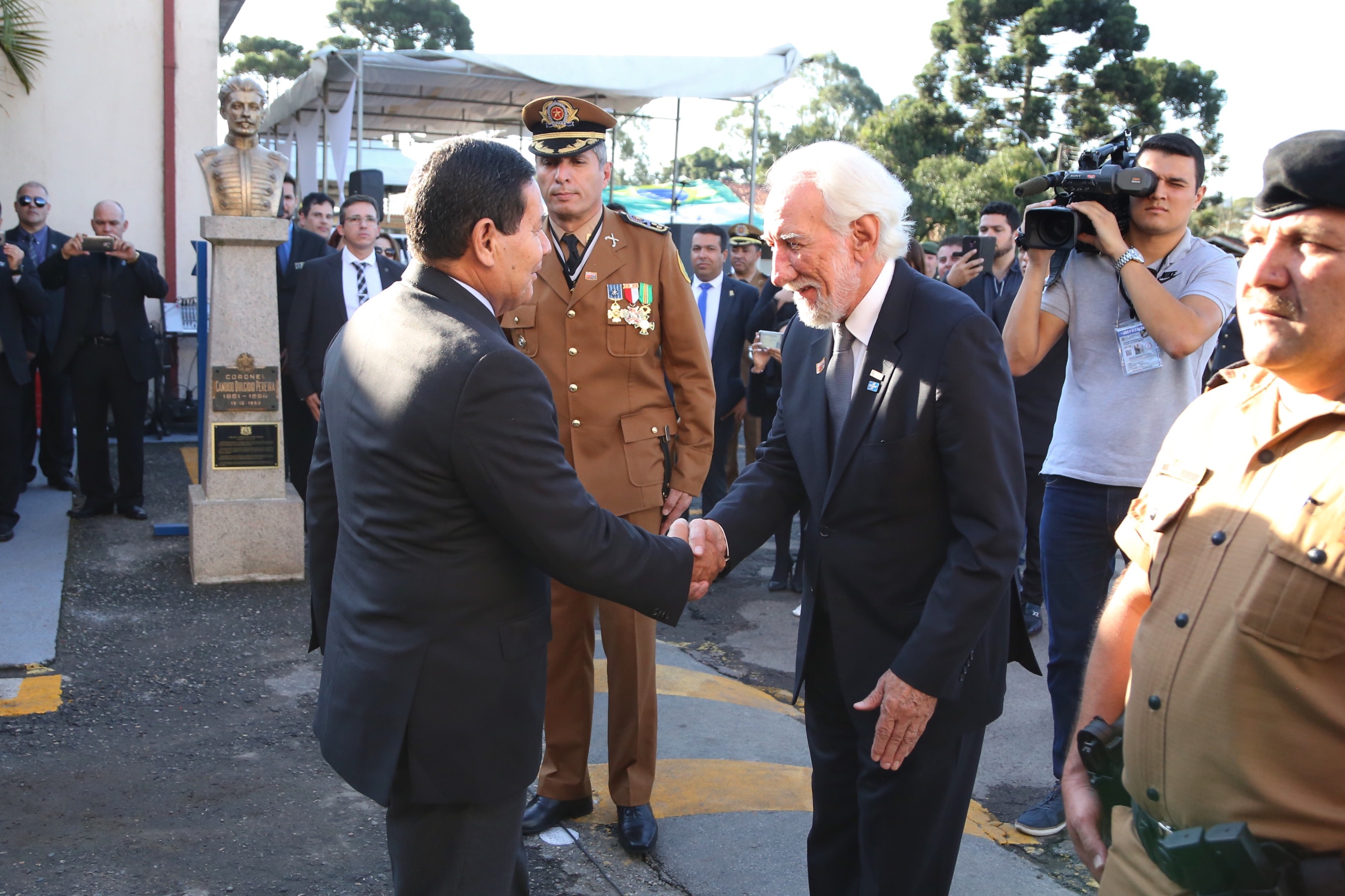 O governador Carlos Massa Ratinho Junior e o presidente em exercício Hamilton Mourão receberam nesta sexta-feira (28) a medalha Heróis da Cavalaria, da Polícia Montada Coronel Dulcídio. A condecoração foi entregue na cerimônia, em Curitiba, que comemora os 140 anos do regimento, que é a unidade mais antiga da Polícia Militar do Paraná. - Curitiba, 28/06/2019 - Foto: José Fernando Ogura/ANPr