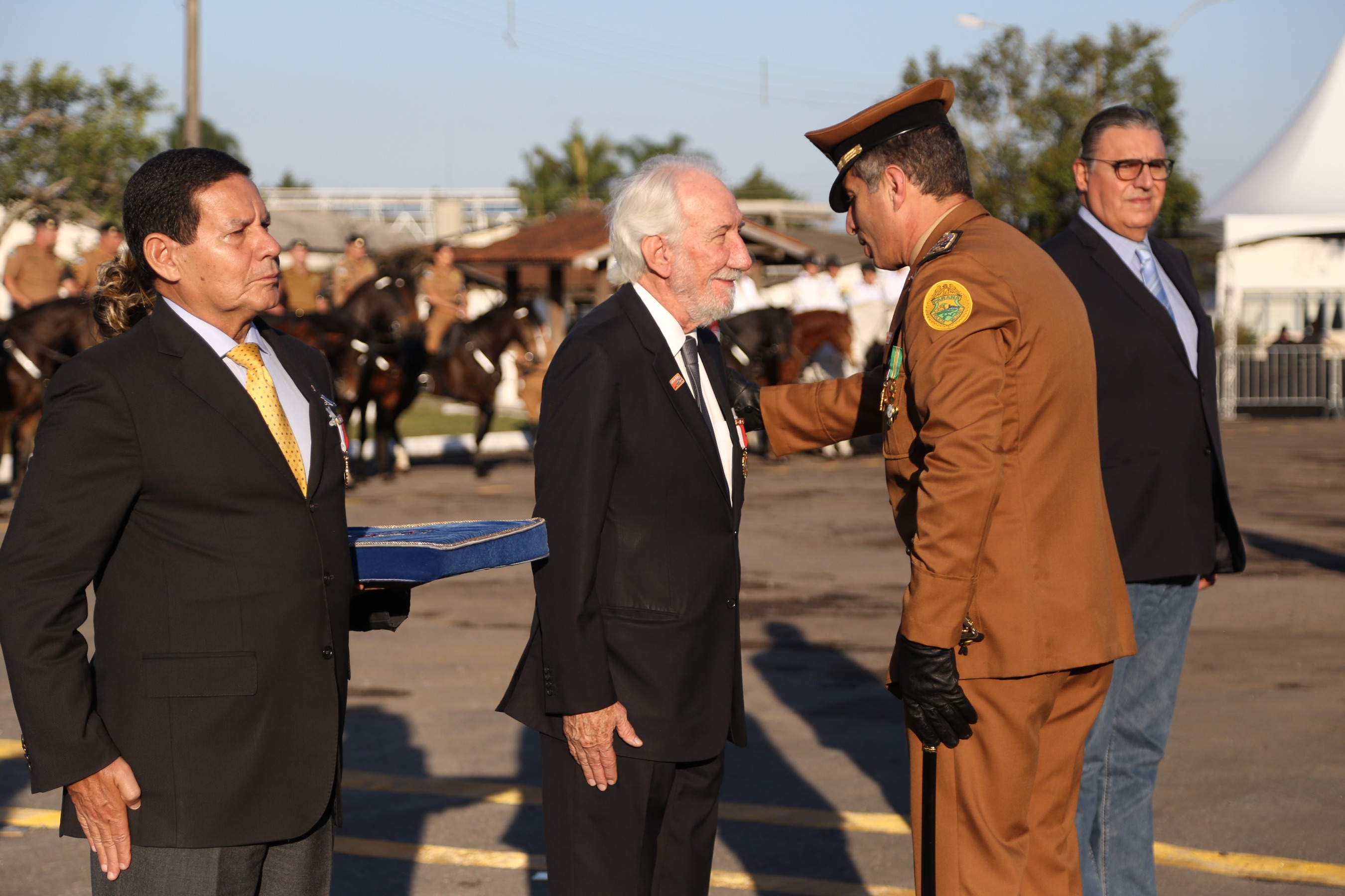 O governador Carlos Massa Ratinho Junior e o presidente em exercício Hamilton Mourão receberam nesta sexta-feira (28) a medalha Heróis da Cavalaria, da Polícia Montada Coronel Dulcídio. A condecoração foi entregue na cerimônia, em Curitiba, que comemora os 140 anos do regimento, que é a unidade mais antiga da Polícia Militar do Paraná. - Curitiba, 28/06/2019 - Foto: José Fernando Ogura/ANPr