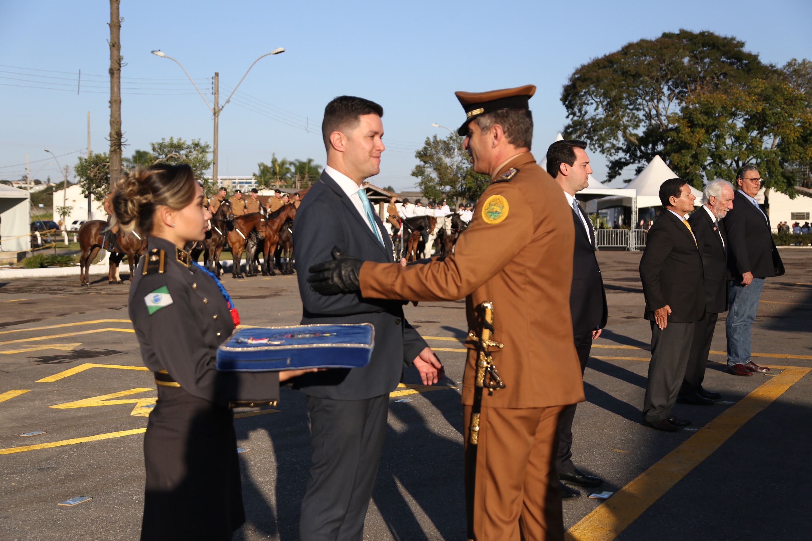 O governador Carlos Massa Ratinho Junior e o presidente em exercício Hamilton Mourão receberam nesta sexta-feira (28) a medalha Heróis da Cavalaria, da Polícia Montada Coronel Dulcídio. A condecoração foi entregue na cerimônia, em Curitiba, que comemora os 140 anos do regimento, que é a unidade mais antiga da Polícia Militar do Paraná. - Curitiba, 28/06/2019 - Foto: José Fernando Ogura/ANPr