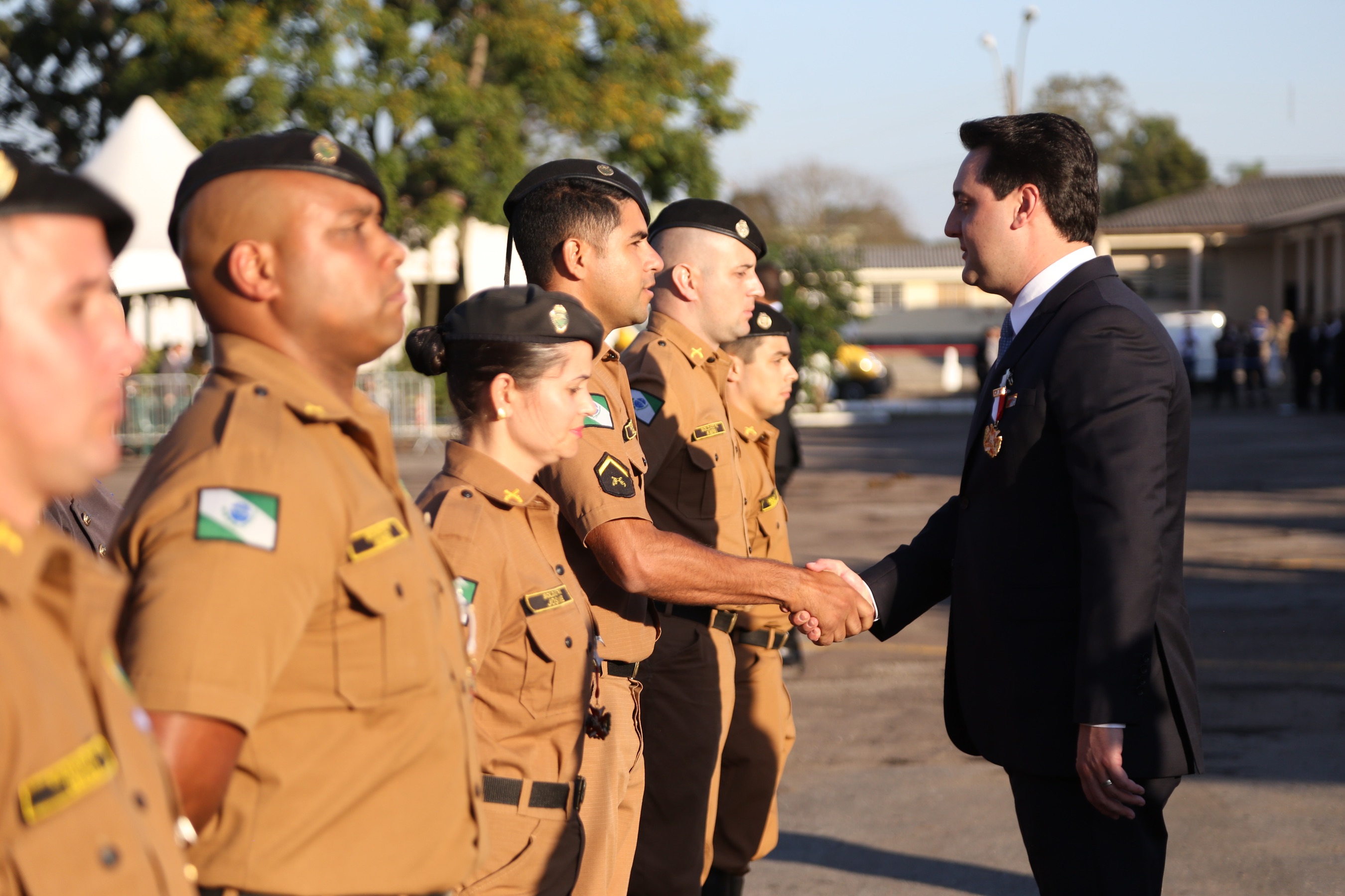 O governador Carlos Massa Ratinho Junior e o presidente em exercício Hamilton Mourão receberam nesta sexta-feira (28) a medalha Heróis da Cavalaria, da Polícia Montada Coronel Dulcídio. A condecoração foi entregue na cerimônia, em Curitiba, que comemora os 140 anos do regimento, que é a unidade mais antiga da Polícia Militar do Paraná. - Curitiba, 28/06/2019 - Foto: José Fernando Ogura/ANPr