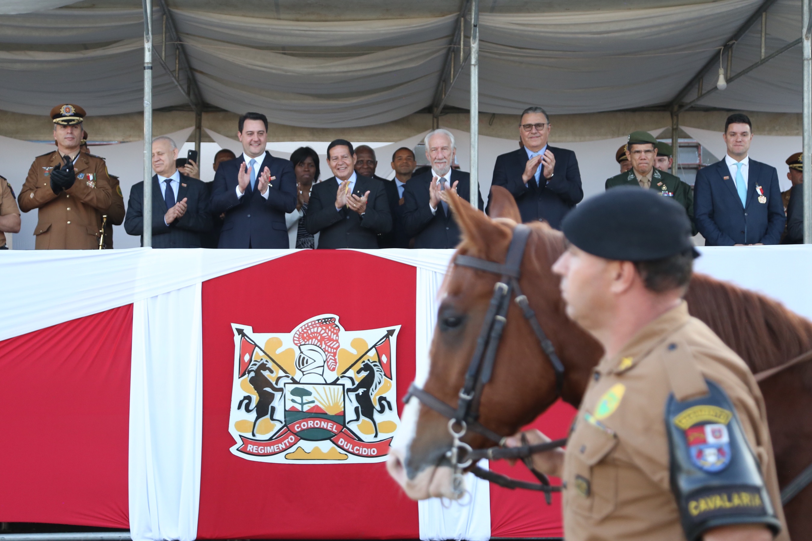 O governador Carlos Massa Ratinho Junior e o presidente em exercício Hamilton Mourão receberam nesta sexta-feira (28) a medalha Heróis da Cavalaria, da Polícia Montada Coronel Dulcídio. A condecoração foi entregue na cerimônia, em Curitiba, que comemora os 140 anos do regimento, que é a unidade mais antiga da Polícia Militar do Paraná. - Curitiba, 28/06/2019 - Foto: José Fernando Ogura/ANPr