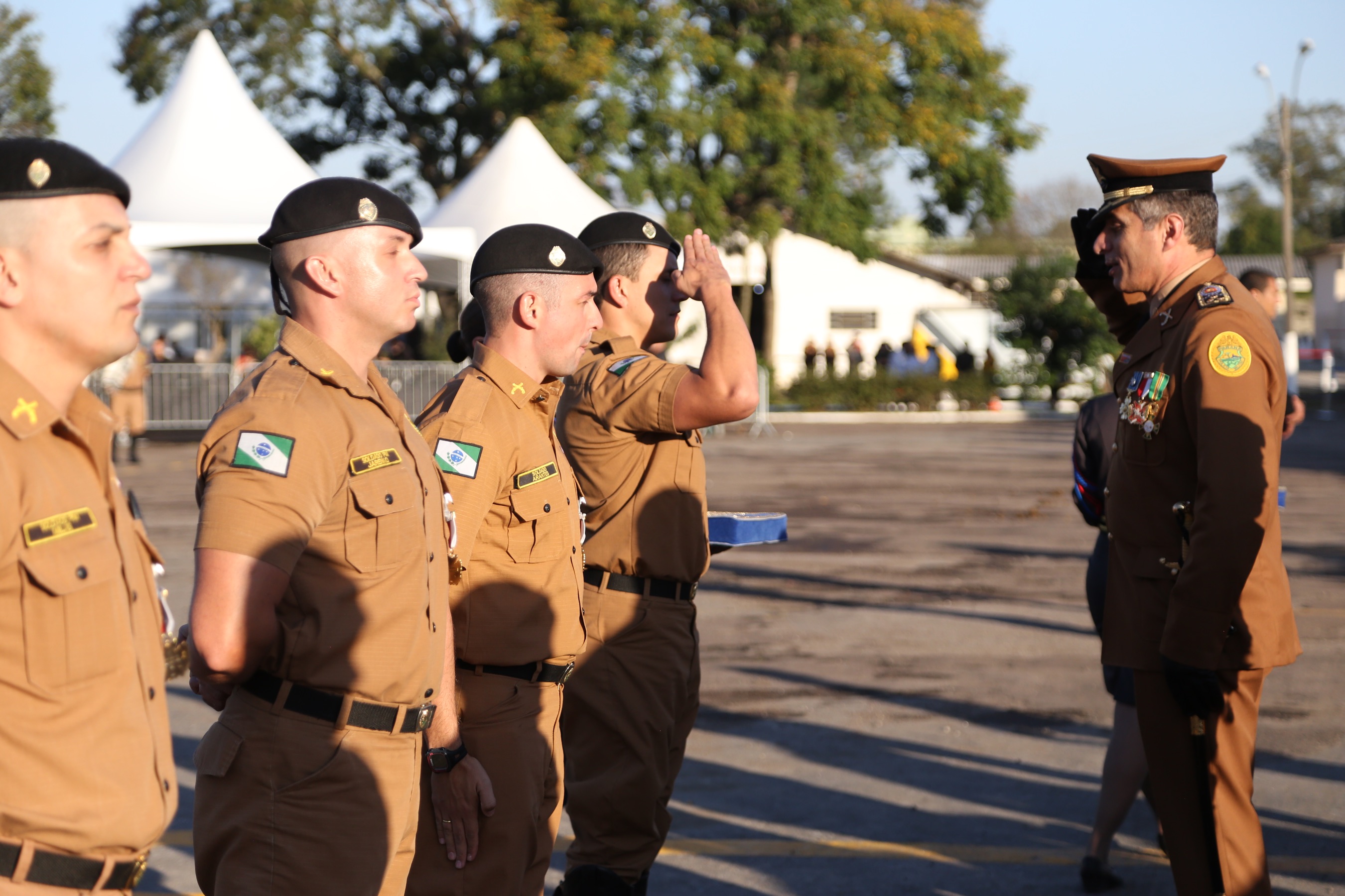 O governador Carlos Massa Ratinho Junior e o presidente em exercício Hamilton Mourão receberam nesta sexta-feira (28) a medalha Heróis da Cavalaria, da Polícia Montada Coronel Dulcídio. A condecoração foi entregue na cerimônia, em Curitiba, que comemora os 140 anos do regimento, que é a unidade mais antiga da Polícia Militar do Paraná. - Curitiba, 28/06/2019 - Foto: José Fernando Ogura/ANPr