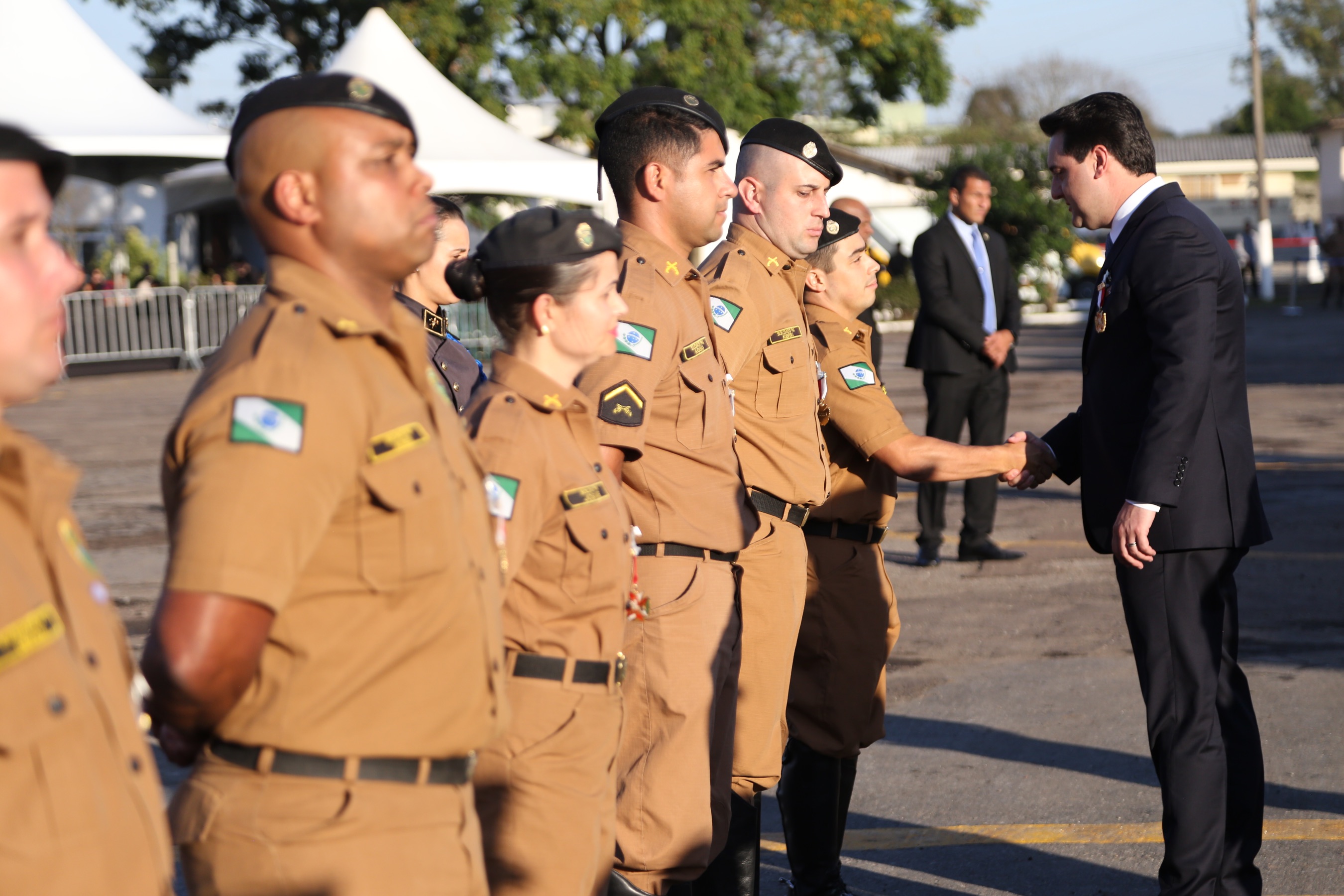 O governador Carlos Massa Ratinho Junior e o presidente em exercício Hamilton Mourão receberam nesta sexta-feira (28) a medalha Heróis da Cavalaria, da Polícia Montada Coronel Dulcídio. A condecoração foi entregue na cerimônia, em Curitiba, que comemora os 140 anos do regimento, que é a unidade mais antiga da Polícia Militar do Paraná. - Curitiba, 28/06/2019 - Foto: José Fernando Ogura/ANPr