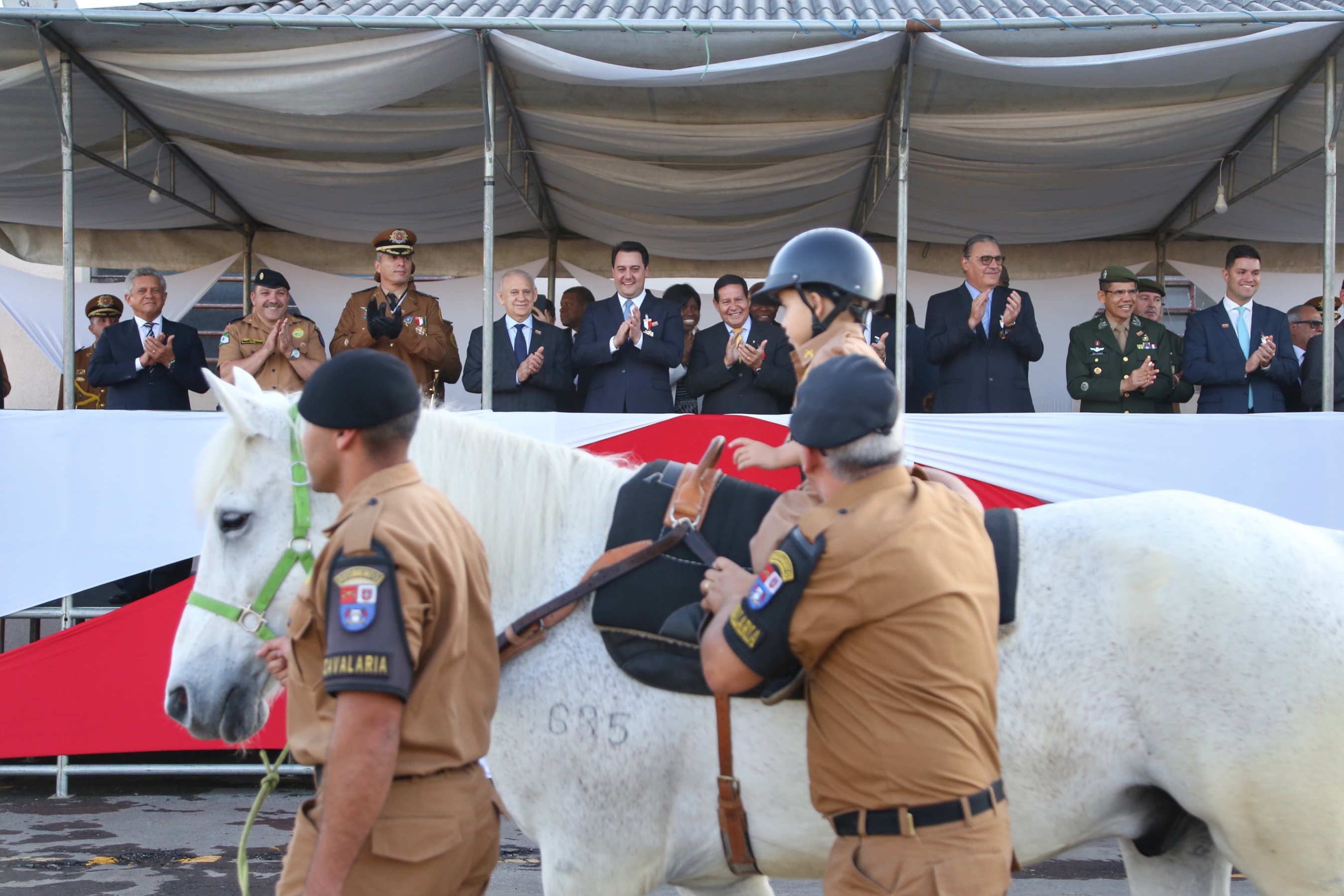 O governador Carlos Massa Ratinho Junior e o presidente em exercício Hamilton Mourão receberam nesta sexta-feira (28) a medalha Heróis da Cavalaria, da Polícia Montada Coronel Dulcídio. A condecoração foi entregue na cerimônia, em Curitiba, que comemora os 140 anos do regimento, que é a unidade mais antiga da Polícia Militar do Paraná. - Curitiba, 28/06/2019 - Foto: José Fernando Ogura/ANPr