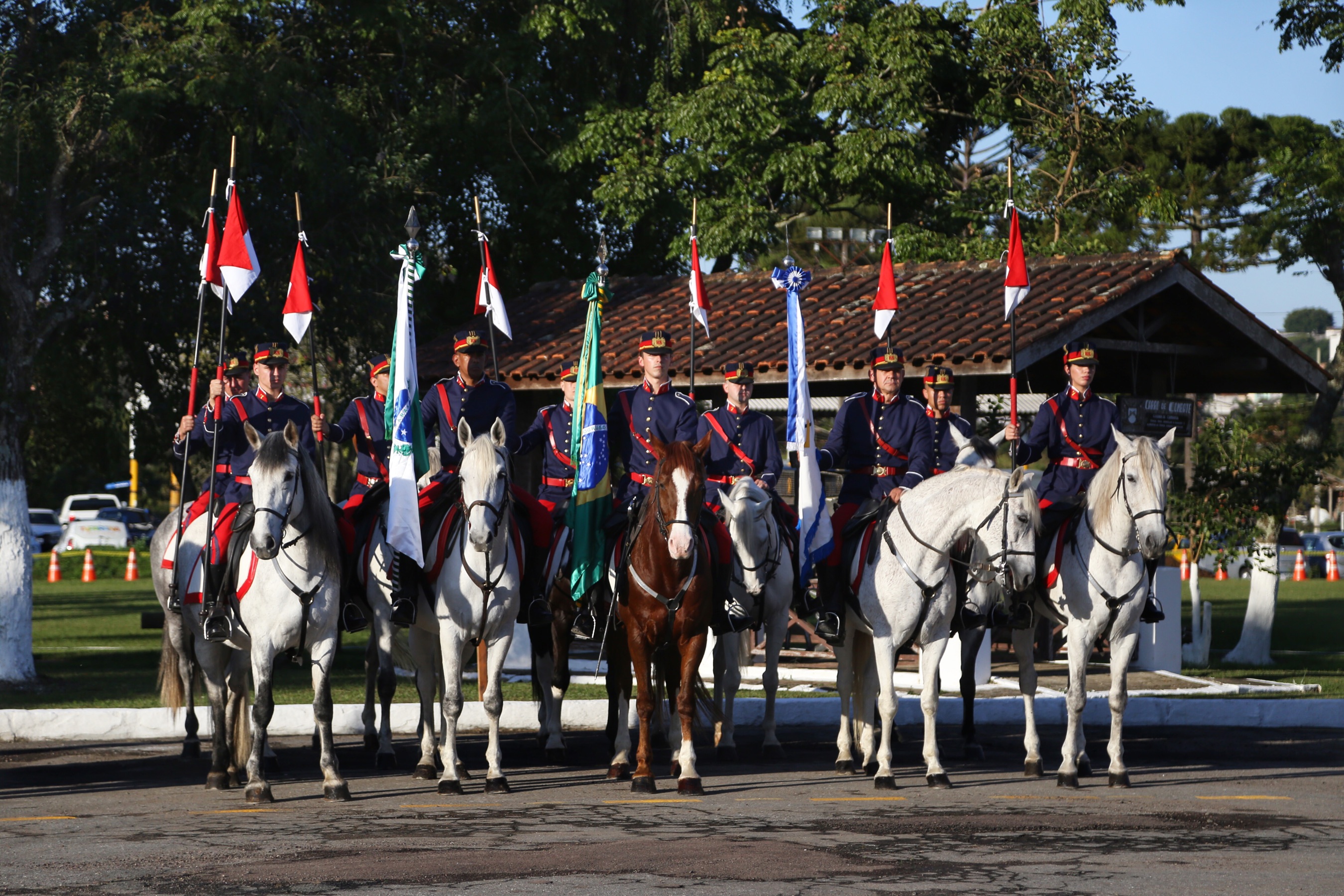 O governador Carlos Massa Ratinho Junior e o presidente em exercício Hamilton Mourão receberam nesta sexta-feira (28) a medalha Heróis da Cavalaria, da Polícia Montada Coronel Dulcídio. A condecoração foi entregue na cerimônia, em Curitiba, que comemora os 140 anos do regimento, que é a unidade mais antiga da Polícia Militar do Paraná. - Curitiba, 28/06/2019 - Foto: José Fernando Ogura/ANPr