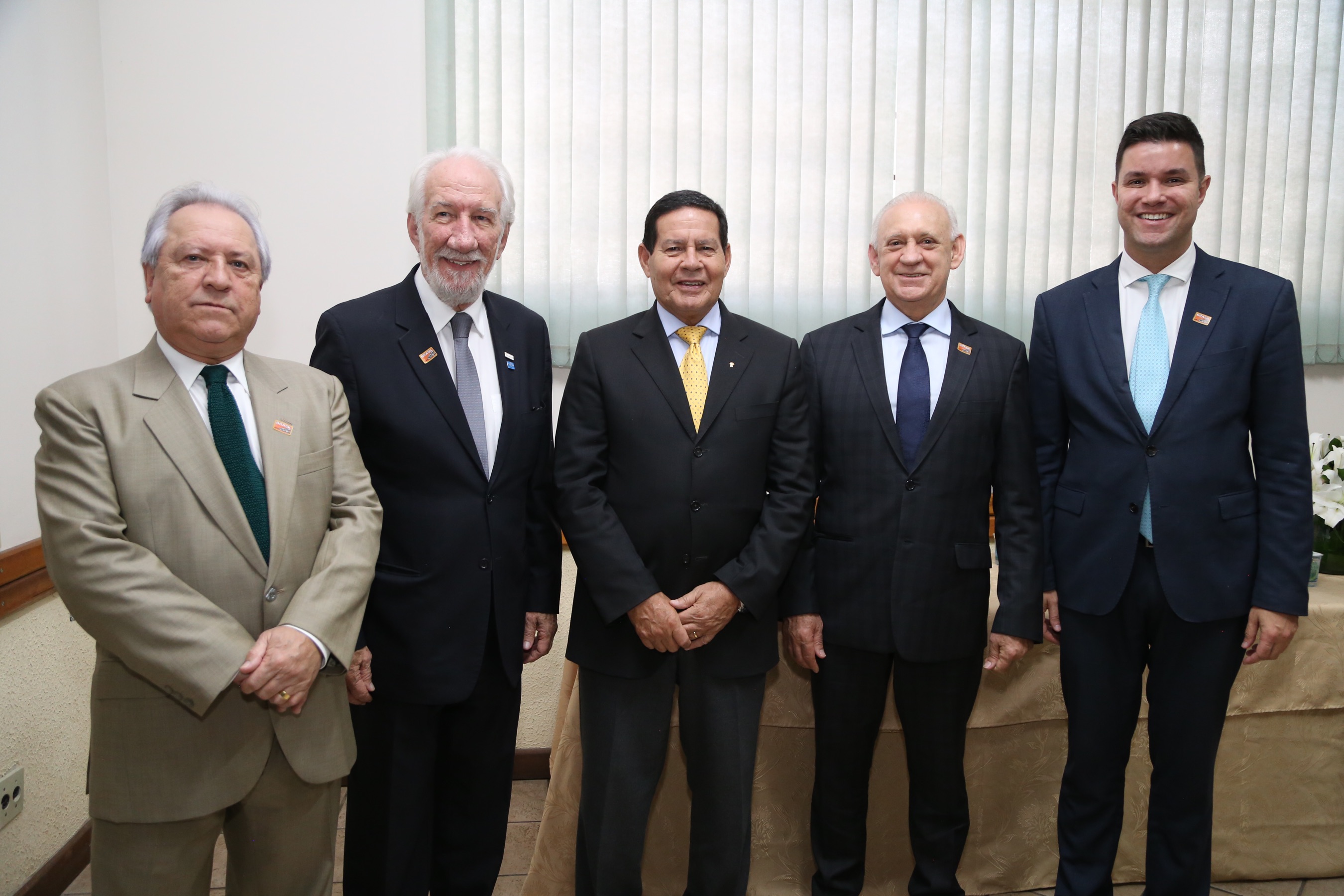 O governador Carlos Massa Ratinho Junior e o presidente em exercício Hamilton Mourão receberam nesta sexta-feira (28) a medalha Heróis da Cavalaria, da Polícia Montada Coronel Dulcídio. A condecoração foi entregue na cerimônia, em Curitiba, que comemora os 140 anos do regimento, que é a unidade mais antiga da Polícia Militar do Paraná. - Curitiba, 28/06/2019 - Foto: José Fernando Ogura/ANPr
