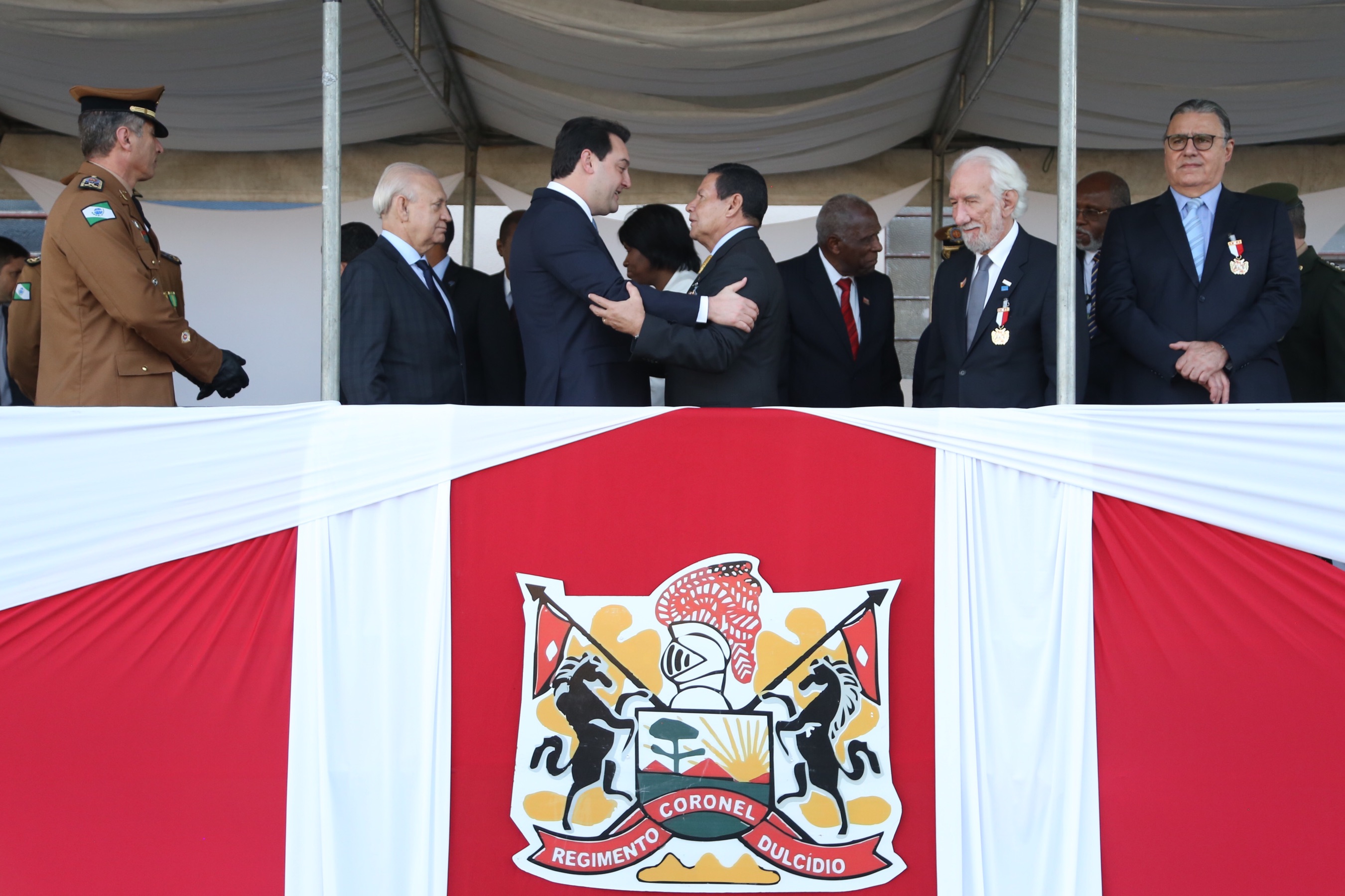 O governador Carlos Massa Ratinho Junior e o presidente em exercício Hamilton Mourão receberam nesta sexta-feira (28) a medalha Heróis da Cavalaria, da Polícia Montada Coronel Dulcídio. A condecoração foi entregue na cerimônia, em Curitiba, que comemora os 140 anos do regimento, que é a unidade mais antiga da Polícia Militar do Paraná. - Curitiba, 28/06/2019 - Foto: José Fernando Ogura/ANPr