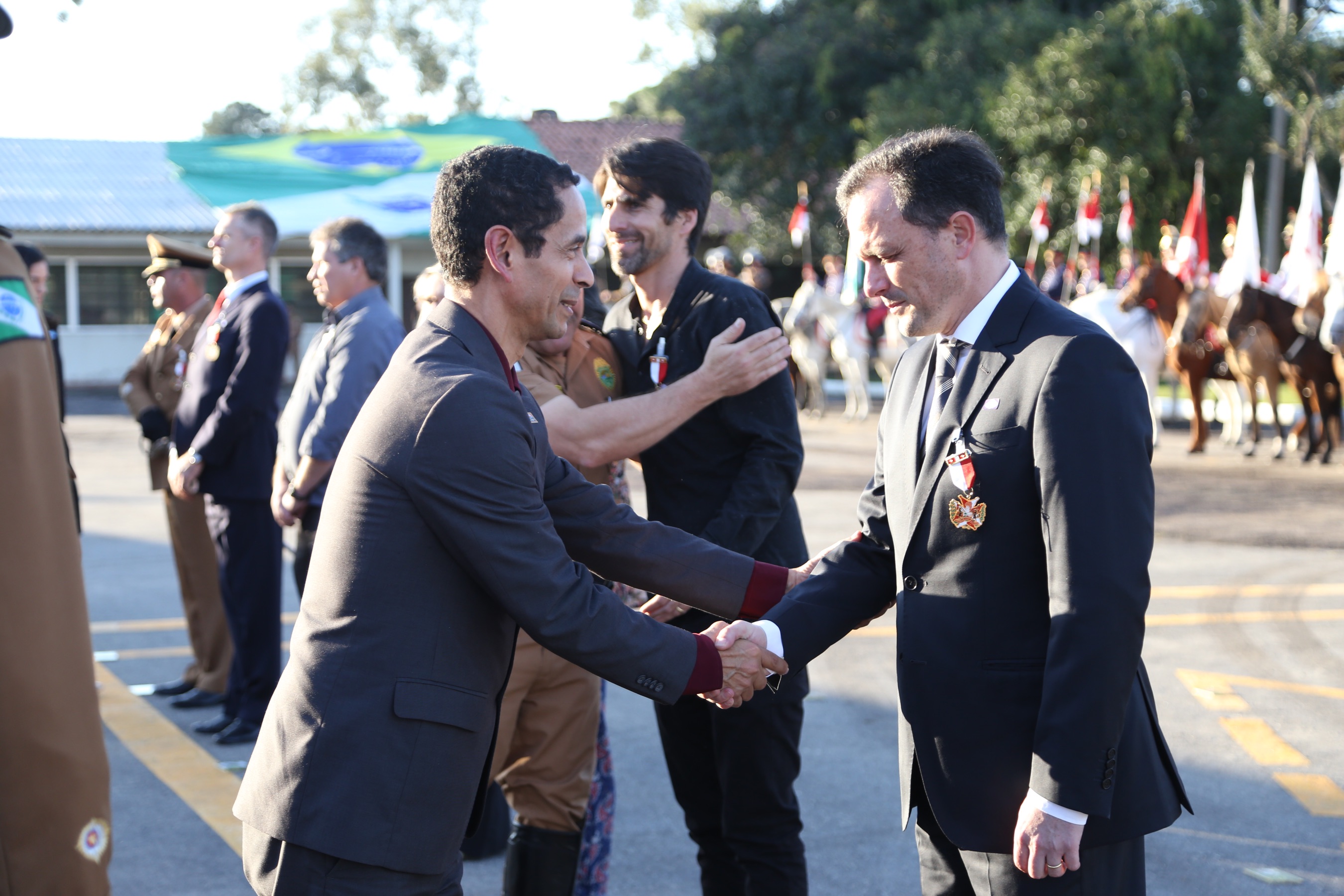 O governador Carlos Massa Ratinho Junior e o presidente em exercício Hamilton Mourão receberam nesta sexta-feira (28) a medalha Heróis da Cavalaria, da Polícia Montada Coronel Dulcídio. A condecoração foi entregue na cerimônia, em Curitiba, que comemora os 140 anos do regimento, que é a unidade mais antiga da Polícia Militar do Paraná. - Curitiba, 28/06/2019 - Foto: José Fernando Ogura/ANPr