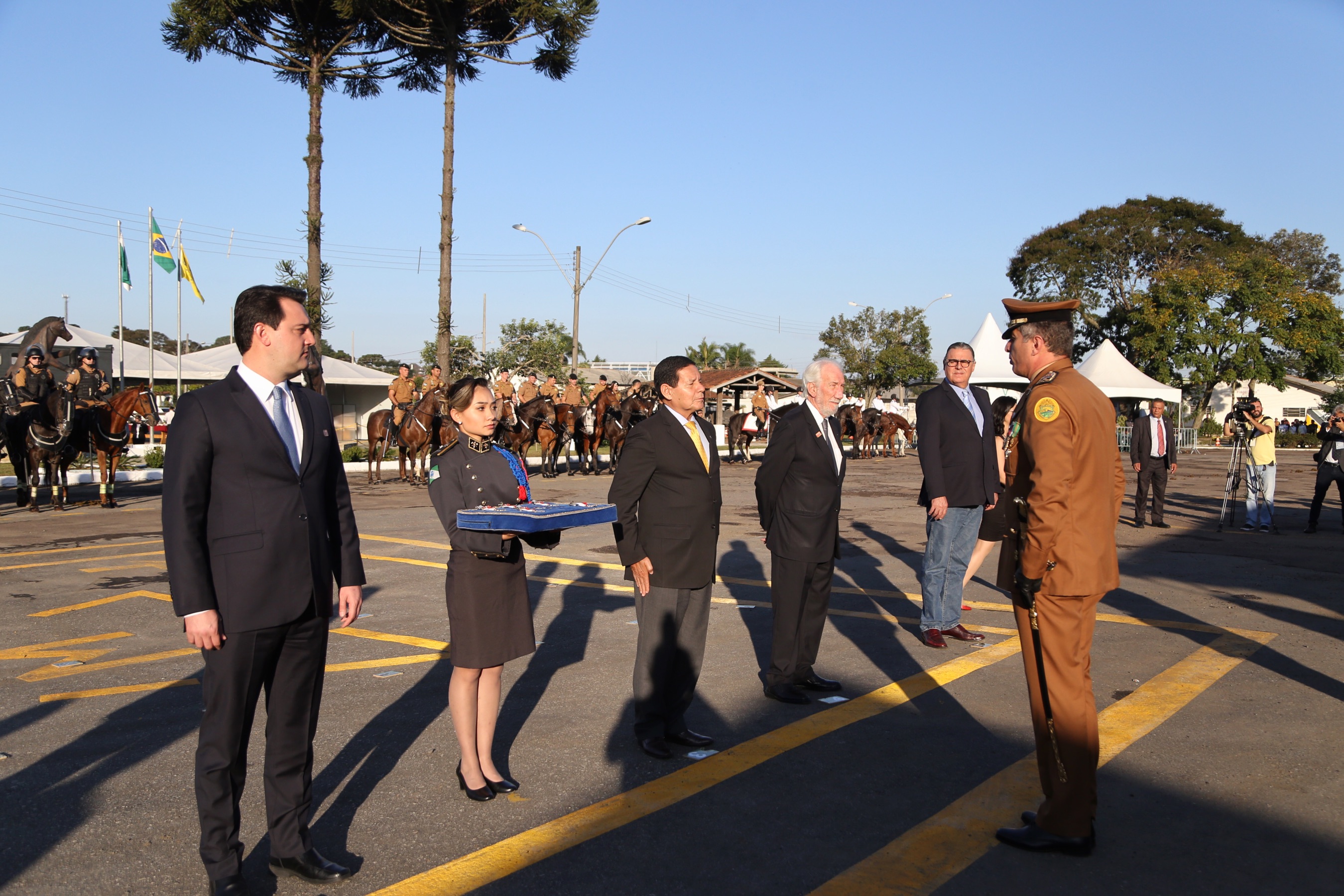 O governador Carlos Massa Ratinho Junior e o presidente em exercício Hamilton Mourão receberam nesta sexta-feira (28) a medalha Heróis da Cavalaria, da Polícia Montada Coronel Dulcídio. A condecoração foi entregue na cerimônia, em Curitiba, que comemora os 140 anos do regimento, que é a unidade mais antiga da Polícia Militar do Paraná. - Curitiba, 28/06/2019 - Foto: José Fernando Ogura/ANPr