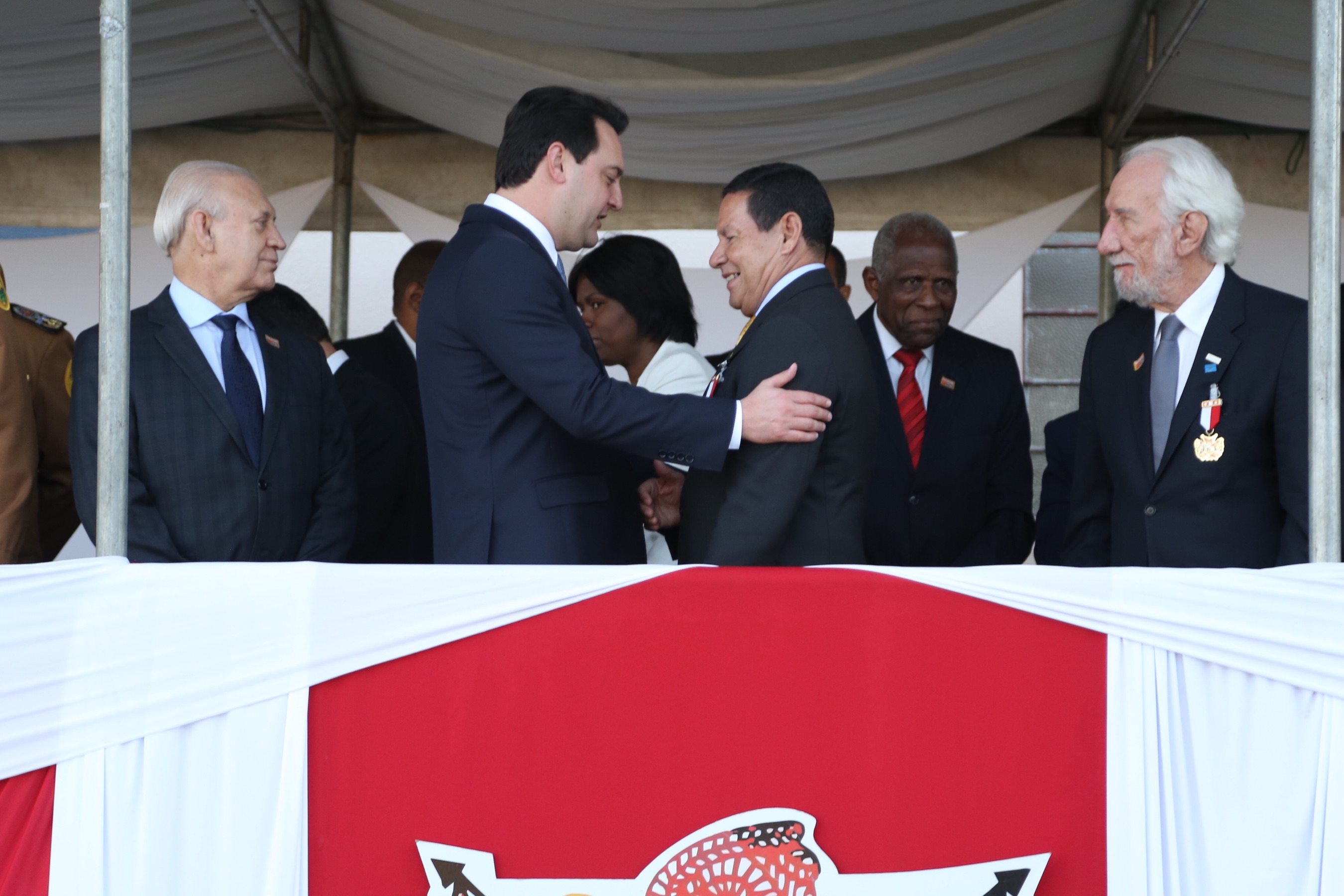 O governador Carlos Massa Ratinho Junior e o presidente em exercício Hamilton Mourão receberam nesta sexta-feira (28) a medalha Heróis da Cavalaria, da Polícia Montada Coronel Dulcídio. A condecoração foi entregue na cerimônia, em Curitiba, que comemora os 140 anos do regimento, que é a unidade mais antiga da Polícia Militar do Paraná. - Curitiba, 28/06/2019 - Foto: José Fernando Ogura/ANPr