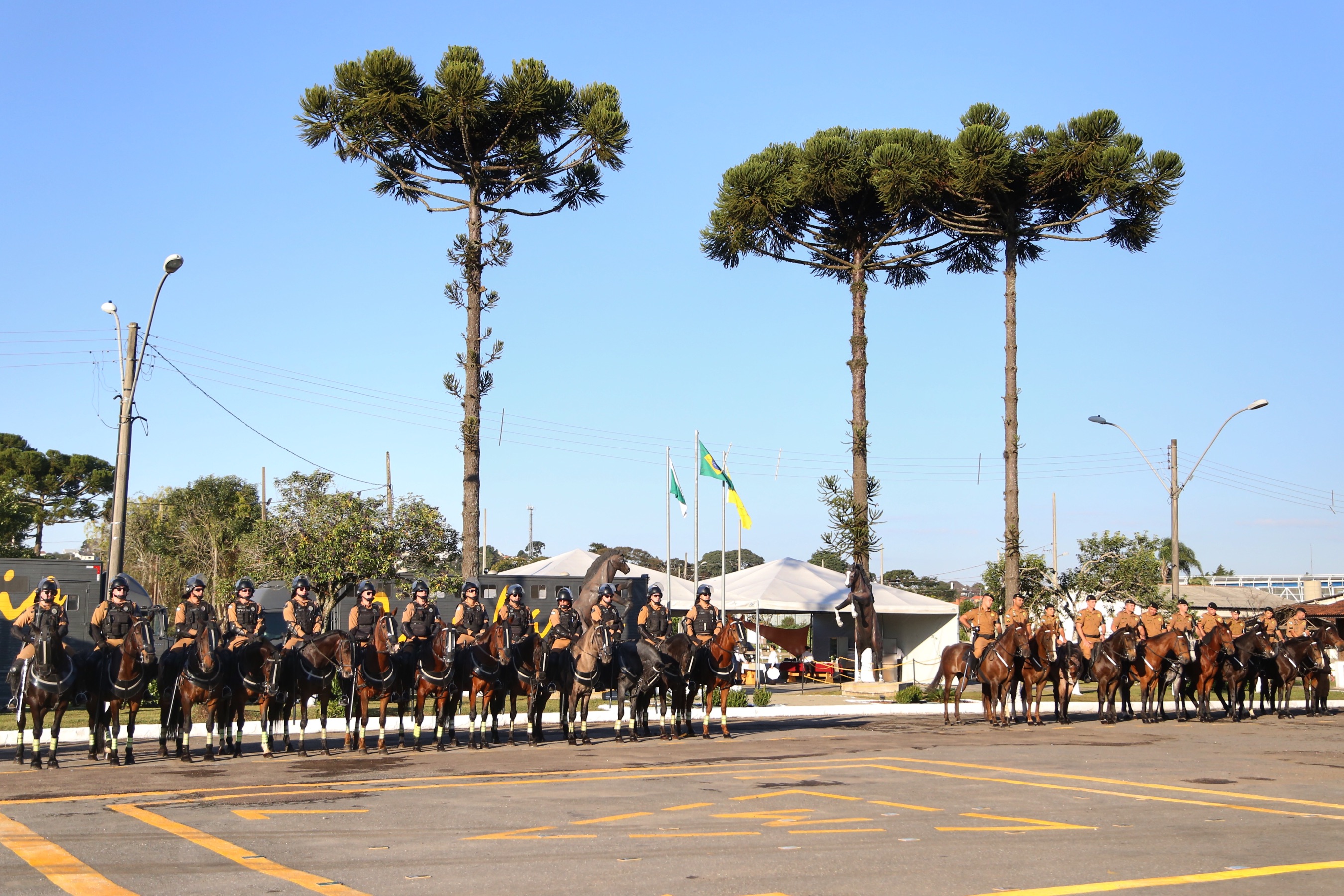 O governador Carlos Massa Ratinho Junior e o presidente em exercício Hamilton Mourão receberam nesta sexta-feira (28) a medalha Heróis da Cavalaria, da Polícia Montada Coronel Dulcídio. A condecoração foi entregue na cerimônia, em Curitiba, que comemora os 140 anos do regimento, que é a unidade mais antiga da Polícia Militar do Paraná. - Curitiba, 28/06/2019 - Foto: José Fernando Ogura/ANPr