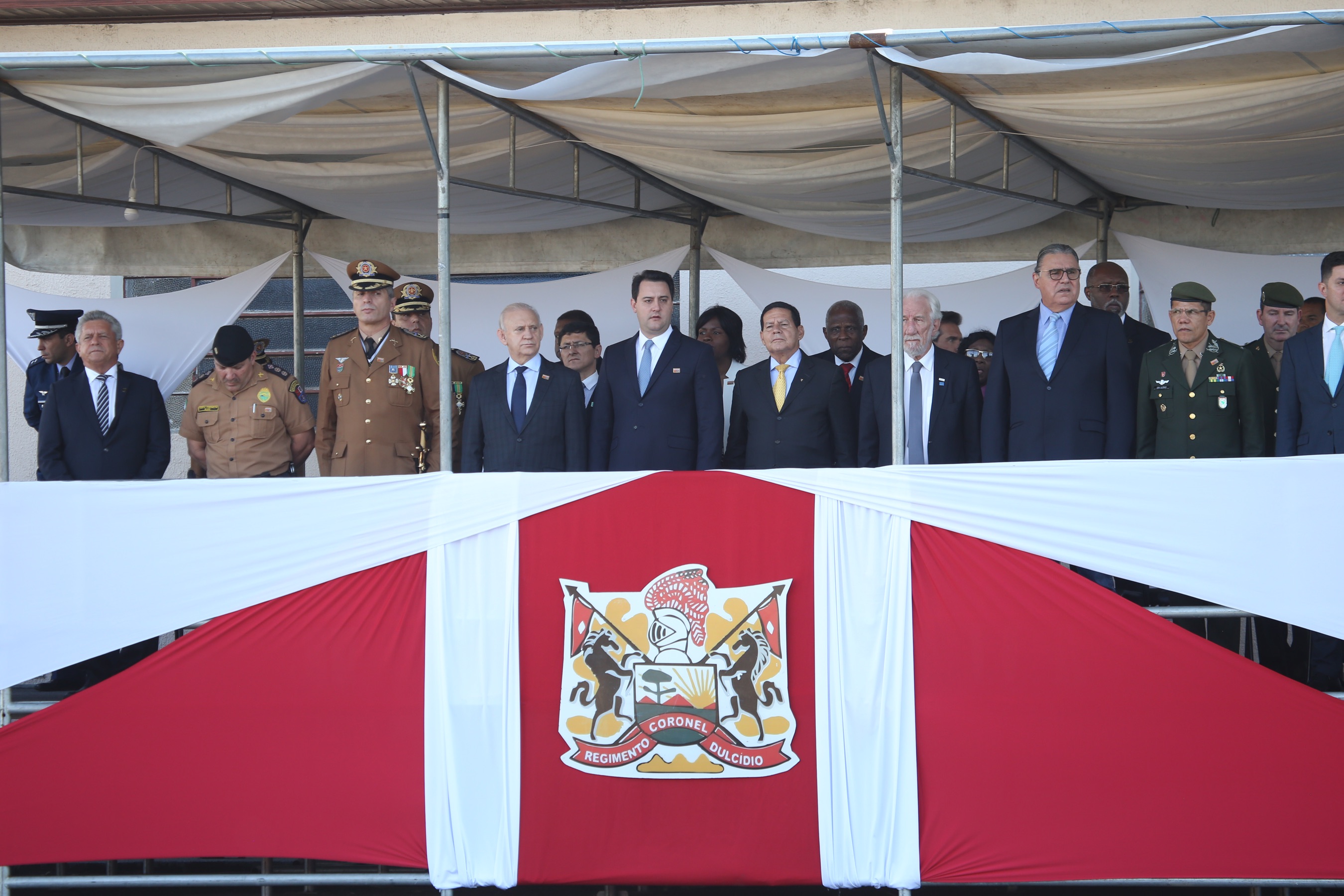 O governador Carlos Massa Ratinho Junior e o presidente em exercício Hamilton Mourão receberam nesta sexta-feira (28) a medalha Heróis da Cavalaria, da Polícia Montada Coronel Dulcídio. A condecoração foi entregue na cerimônia, em Curitiba, que comemora os 140 anos do regimento, que é a unidade mais antiga da Polícia Militar do Paraná. - Curitiba, 28/06/2019 - Foto: José Fernando Ogura/ANPr
