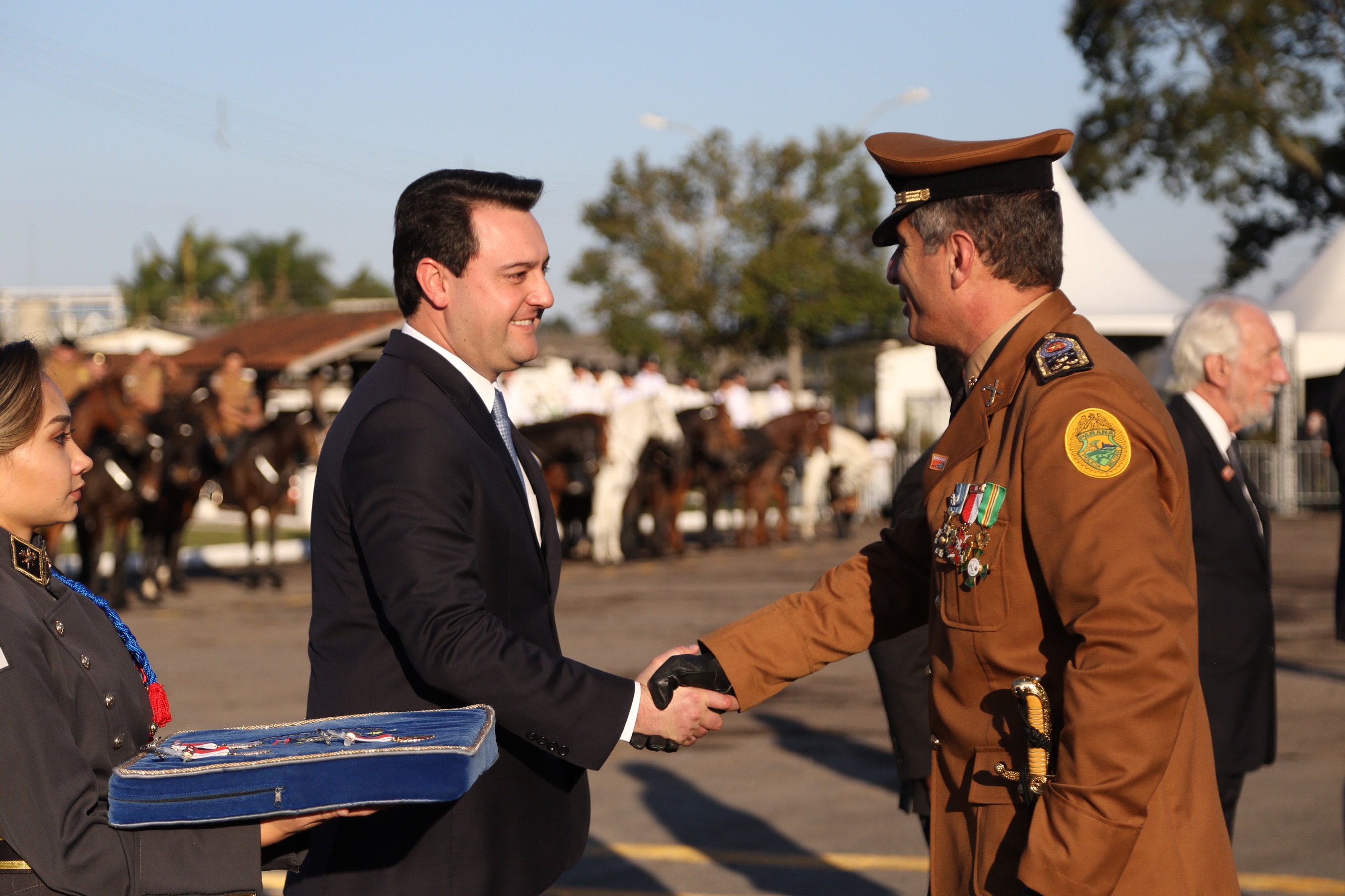 O governador Carlos Massa Ratinho Junior e o presidente em exercício Hamilton Mourão receberam nesta sexta-feira (28) a medalha Heróis da Cavalaria, da Polícia Montada Coronel Dulcídio. A condecoração foi entregue na cerimônia, em Curitiba, que comemora os 140 anos do regimento, que é a unidade mais antiga da Polícia Militar do Paraná. - Curitiba, 28/06/2019 - Foto: José Fernando Ogura/ANPr