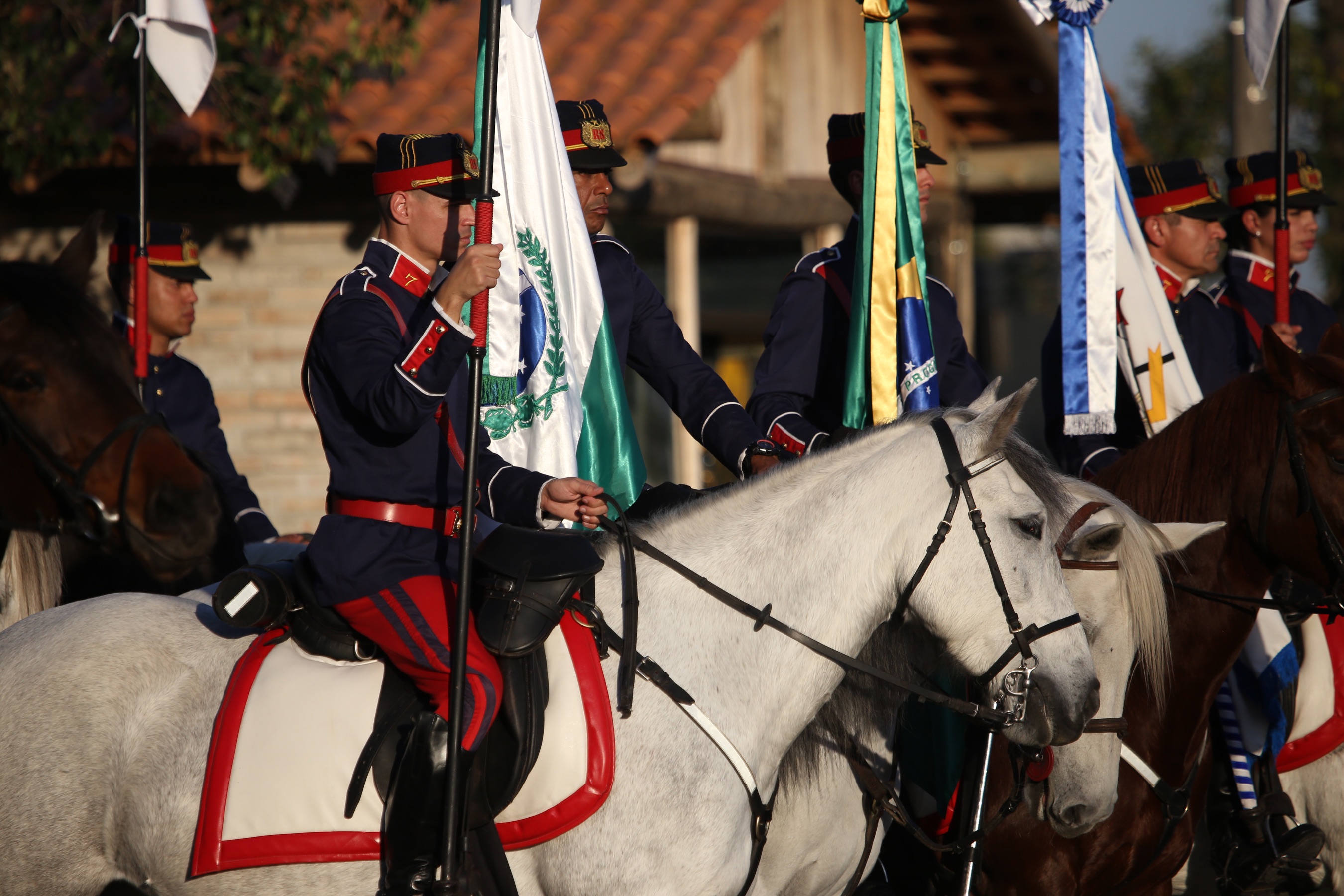 O governador Carlos Massa Ratinho Junior e o presidente em exercício Hamilton Mourão receberam nesta sexta-feira (28) a medalha Heróis da Cavalaria, da Polícia Montada Coronel Dulcídio. A condecoração foi entregue na cerimônia, em Curitiba, que comemora os 140 anos do regimento, que é a unidade mais antiga da Polícia Militar do Paraná. - Curitiba, 28/06/2019 - Foto: José Fernando Ogura/ANPr