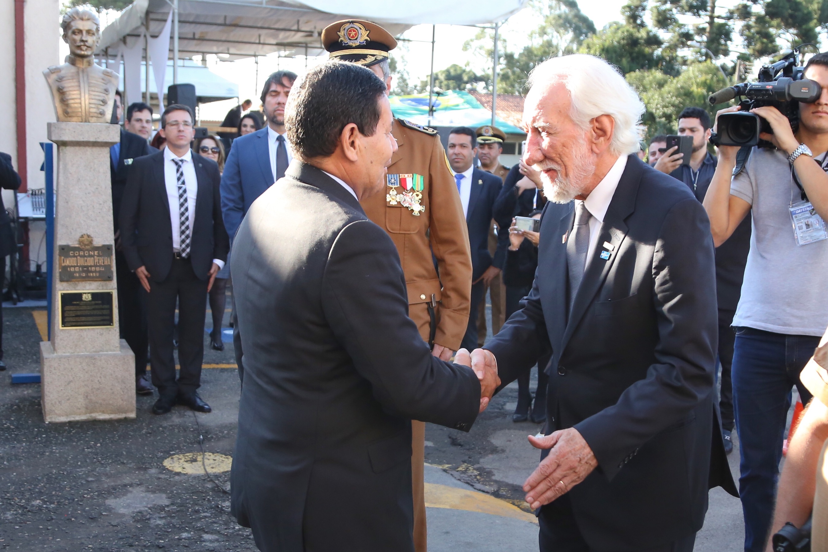 O governador Carlos Massa Ratinho Junior e o presidente em exercício Hamilton Mourão receberam nesta sexta-feira (28) a medalha Heróis da Cavalaria, da Polícia Montada Coronel Dulcídio. A condecoração foi entregue na cerimônia, em Curitiba, que comemora os 140 anos do regimento, que é a unidade mais antiga da Polícia Militar do Paraná. - Curitiba, 28/06/2019 - Foto: José Fernando Ogura/ANPr
