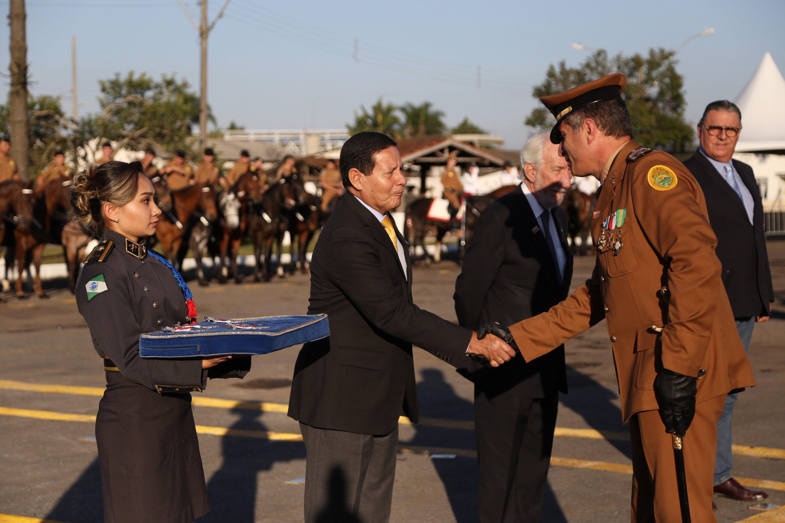 O governador Carlos Massa Ratinho Junior e o presidente em exercício Hamilton Mourão receberam nesta sexta-feira (28) a medalha Heróis da Cavalaria, da Polícia Montada Coronel Dulcídio. A condecoração foi entregue na cerimônia, em Curitiba, que comemora os 140 anos do regimento, que é a unidade mais antiga da Polícia Militar do Paraná. - Curitiba, 28/06/2019 - Foto: José Fernando Ogura/ANPr