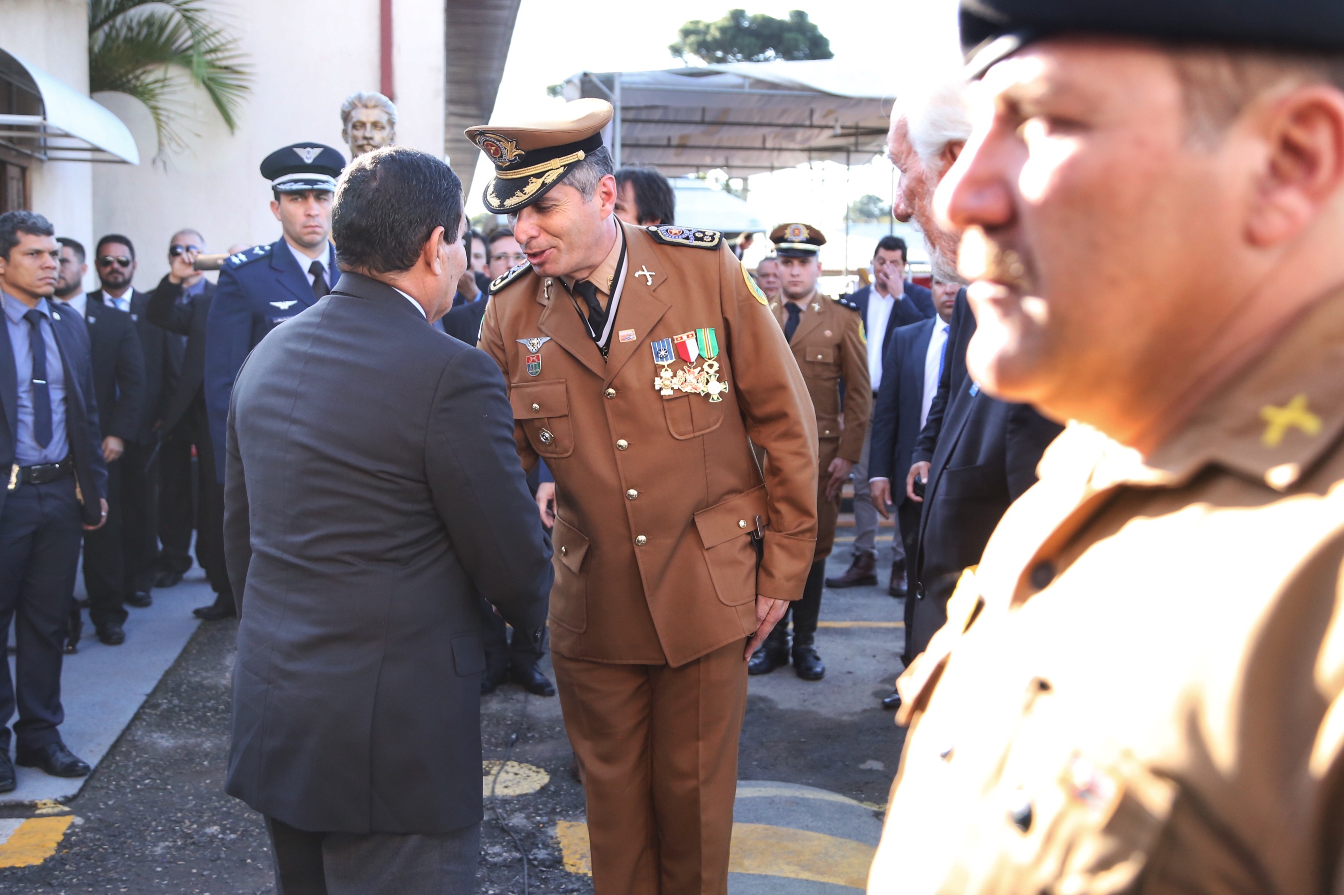 O governador Carlos Massa Ratinho Junior e o presidente em exercício Hamilton Mourão receberam nesta sexta-feira (28) a medalha Heróis da Cavalaria, da Polícia Montada Coronel Dulcídio. A condecoração foi entregue na cerimônia, em Curitiba, que comemora os 140 anos do regimento, que é a unidade mais antiga da Polícia Militar do Paraná. - Curitiba, 28/06/2019 - Foto: José Fernando Ogura/ANPr