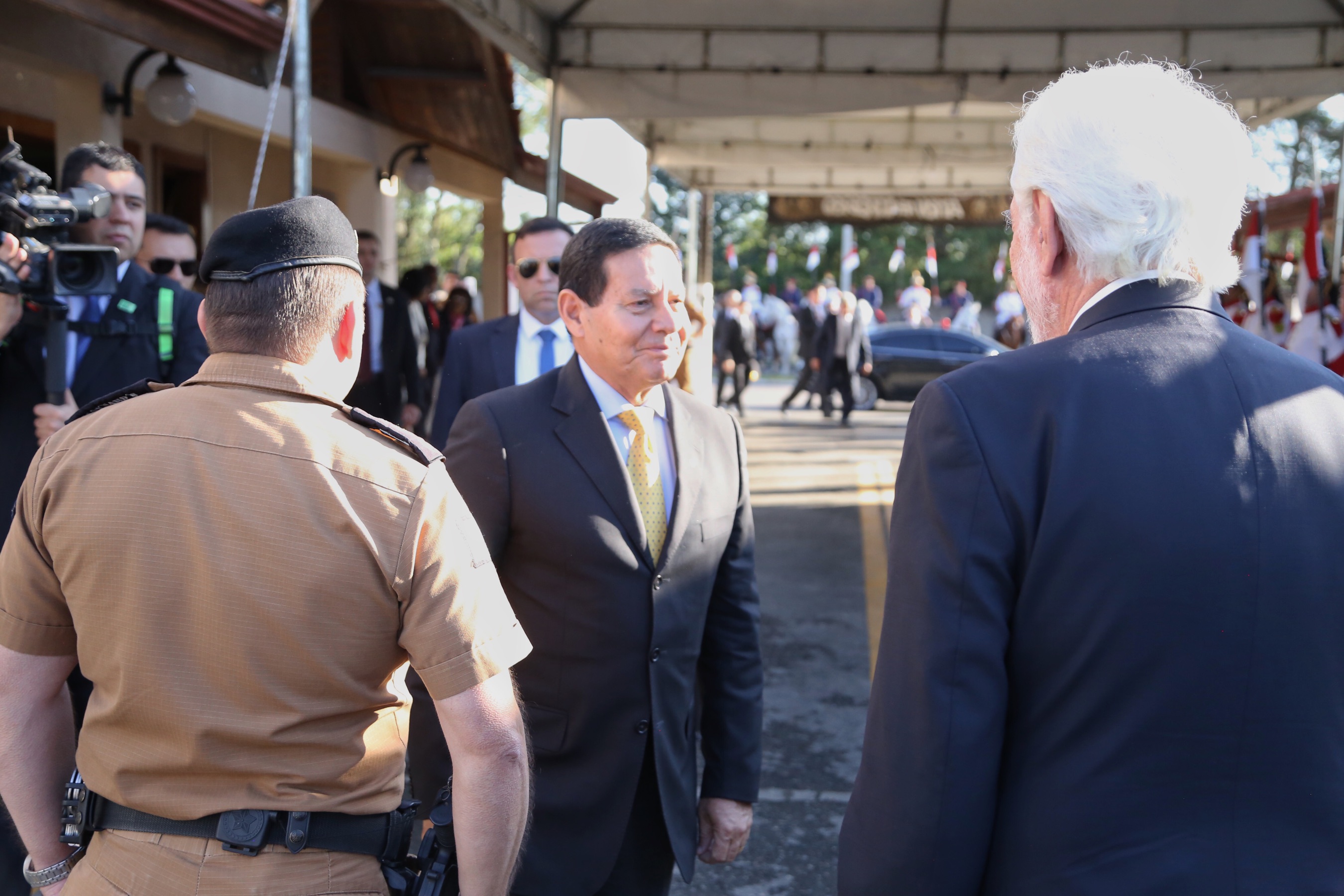 O governador Carlos Massa Ratinho Junior e o presidente em exercício Hamilton Mourão receberam nesta sexta-feira (28) a medalha Heróis da Cavalaria, da Polícia Montada Coronel Dulcídio. A condecoração foi entregue na cerimônia, em Curitiba, que comemora os 140 anos do regimento, que é a unidade mais antiga da Polícia Militar do Paraná. - Curitiba, 28/06/2019 - Foto: José Fernando Ogura/ANPr