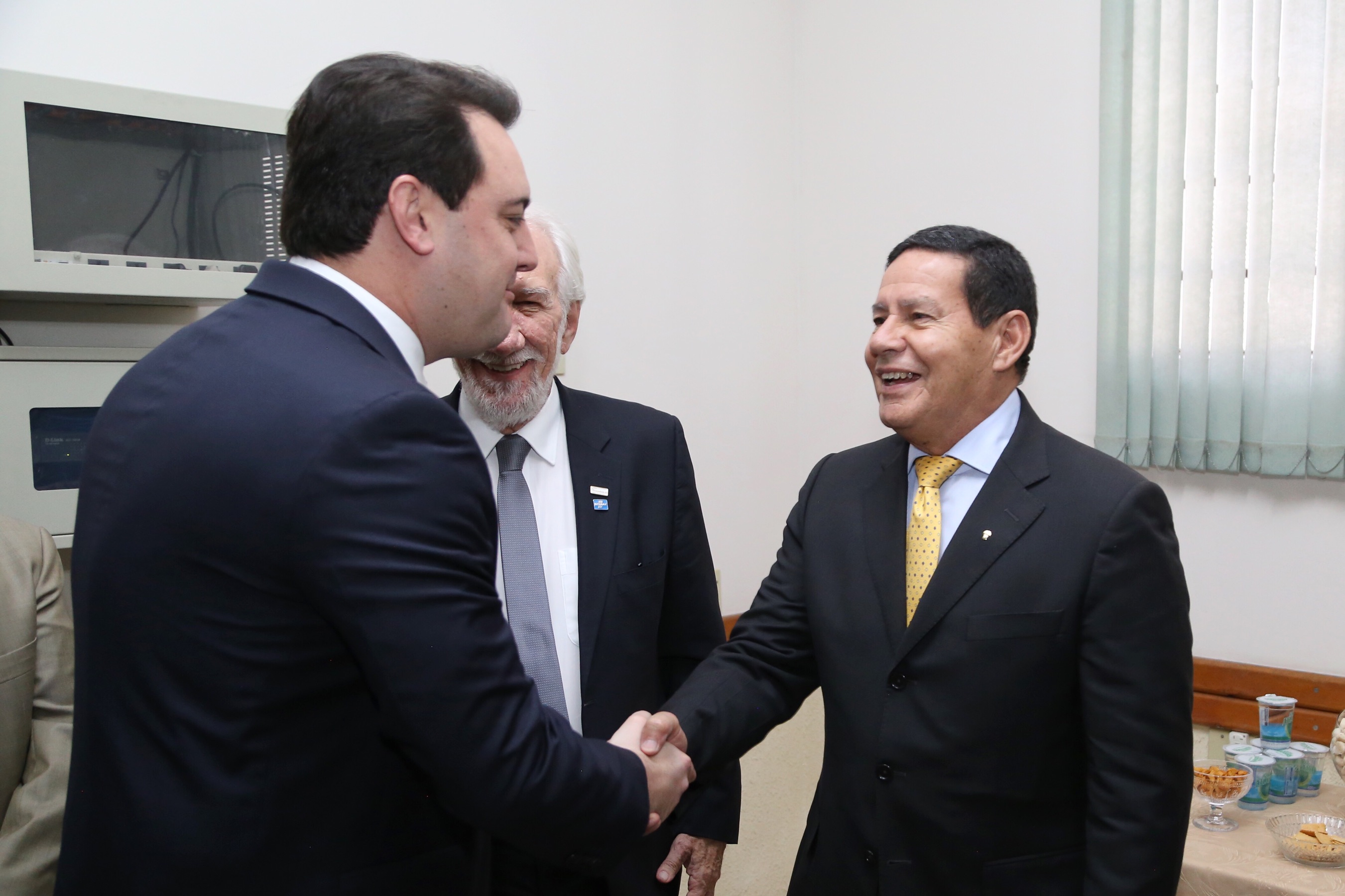 O governador Carlos Massa Ratinho Junior e o presidente em exercício Hamilton Mourão receberam nesta sexta-feira (28) a medalha Heróis da Cavalaria, da Polícia Montada Coronel Dulcídio. A condecoração foi entregue na cerimônia, em Curitiba, que comemora os 140 anos do regimento, que é a unidade mais antiga da Polícia Militar do Paraná. - Curitiba, 28/06/2019 - Foto: José Fernando Ogura/ANPr