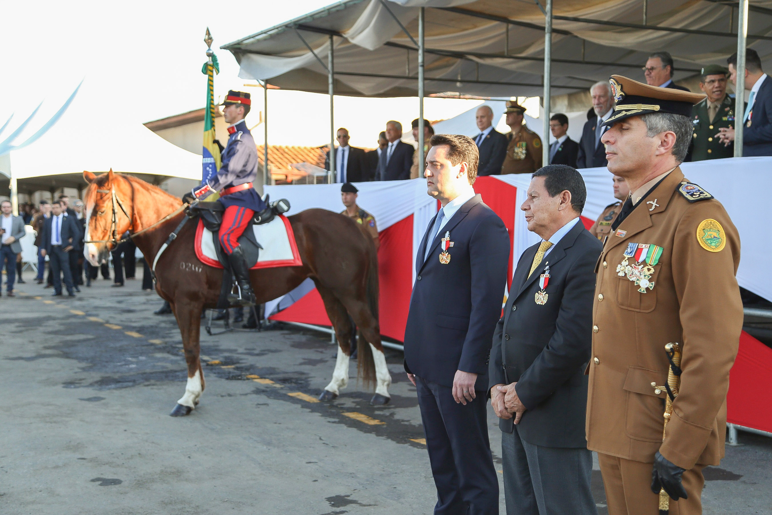O governador Carlos Massa Ratinho Junior e o presidente em exercício Hamilton Mourão receberam nesta sexta-feira (28) a medalha Heróis da Cavalaria, da Polícia Montada Coronel Dulcídio. A condecoração foi entregue na cerimônia, em Curitiba, que comemora os 140 anos do regimento, que é a unidade mais antiga da Polícia Militar do Paraná. - Curitiba, 28/06/2019 - Foto: José Fernando Ogura/ANPr