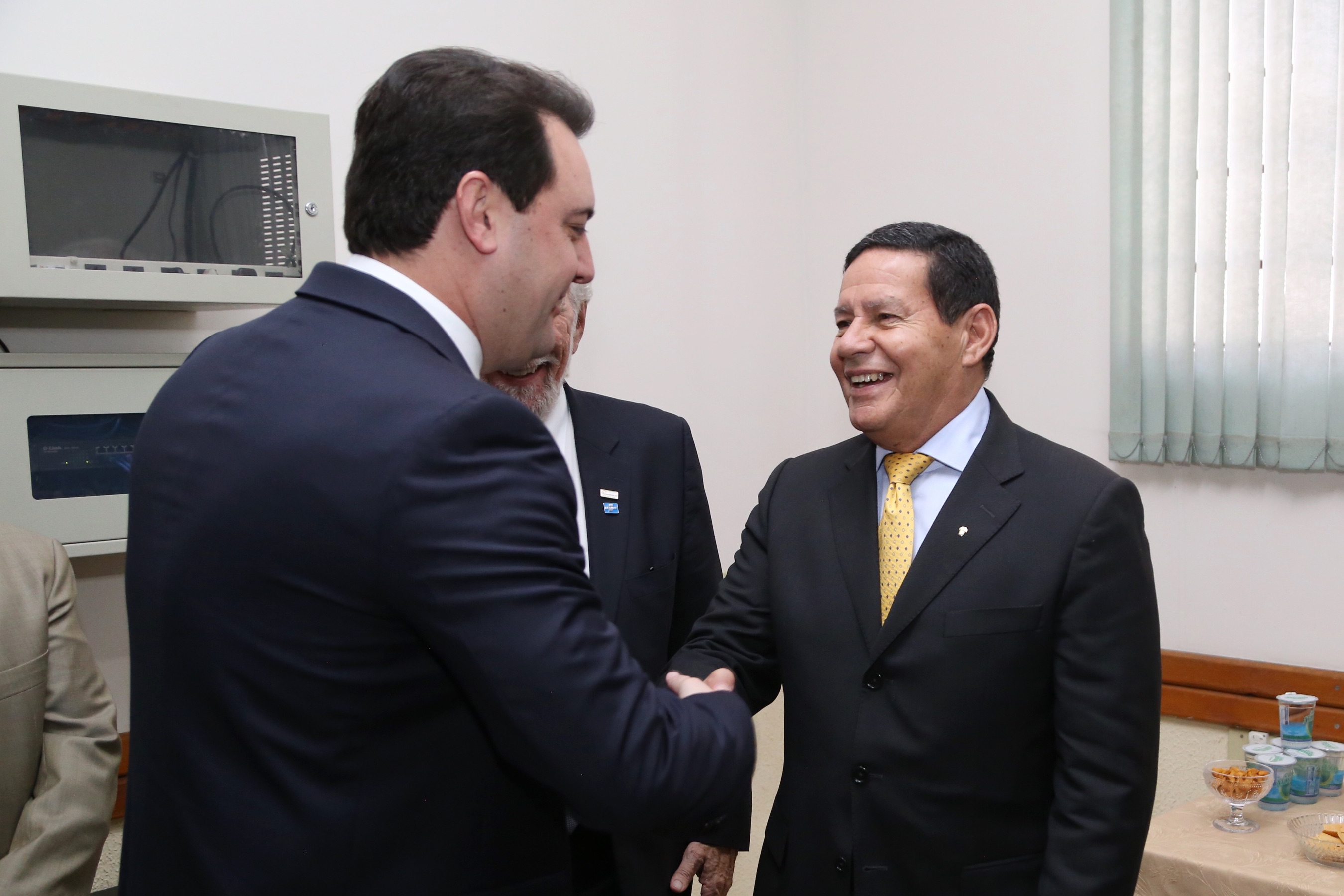 O governador Carlos Massa Ratinho Junior e o presidente em exercício Hamilton Mourão receberam nesta sexta-feira (28) a medalha Heróis da Cavalaria, da Polícia Montada Coronel Dulcídio. A condecoração foi entregue na cerimônia, em Curitiba, que comemora os 140 anos do regimento, que é a unidade mais antiga da Polícia Militar do Paraná. - Curitiba, 28/06/2019 - Foto: José Fernando Ogura/ANPr