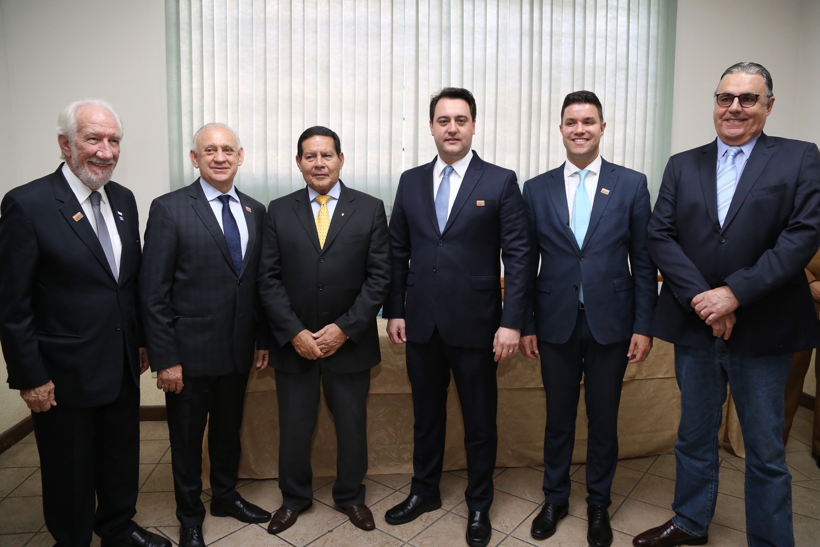 O governador Carlos Massa Ratinho Junior e o presidente em exercício Hamilton Mourão receberam nesta sexta-feira (28) a medalha Heróis da Cavalaria, da Polícia Montada Coronel Dulcídio. A condecoração foi entregue na cerimônia, em Curitiba, que comemora os 140 anos do regimento, que é a unidade mais antiga da Polícia Militar do Paraná. - Curitiba, 28/06/2019 - Foto: José Fernando Ogura/ANPr