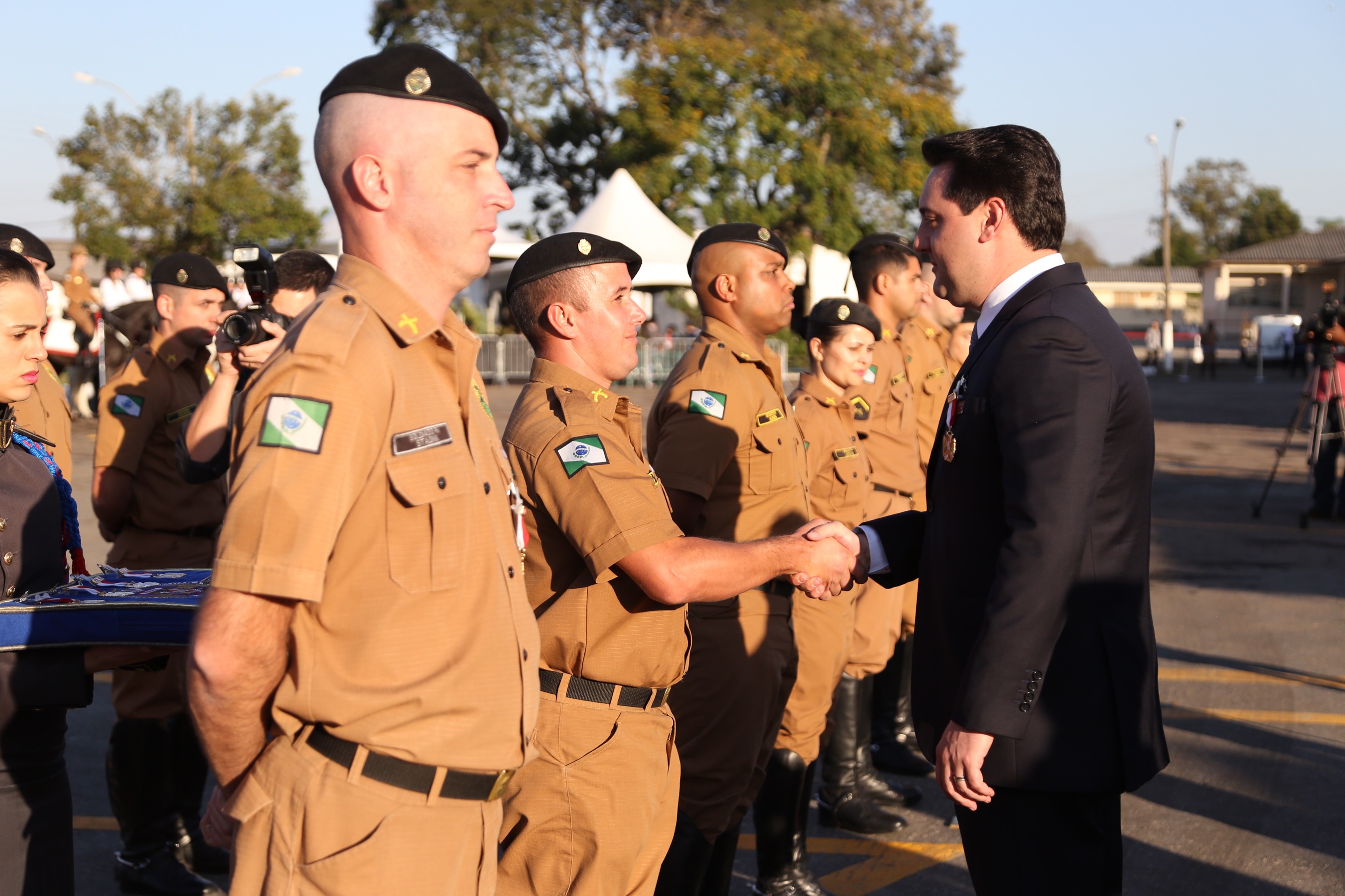 O governador Carlos Massa Ratinho Junior e o presidente em exercício Hamilton Mourão receberam nesta sexta-feira (28) a medalha Heróis da Cavalaria, da Polícia Montada Coronel Dulcídio. A condecoração foi entregue na cerimônia, em Curitiba, que comemora os 140 anos do regimento, que é a unidade mais antiga da Polícia Militar do Paraná. - Curitiba, 28/06/2019 - Foto: José Fernando Ogura/ANPr