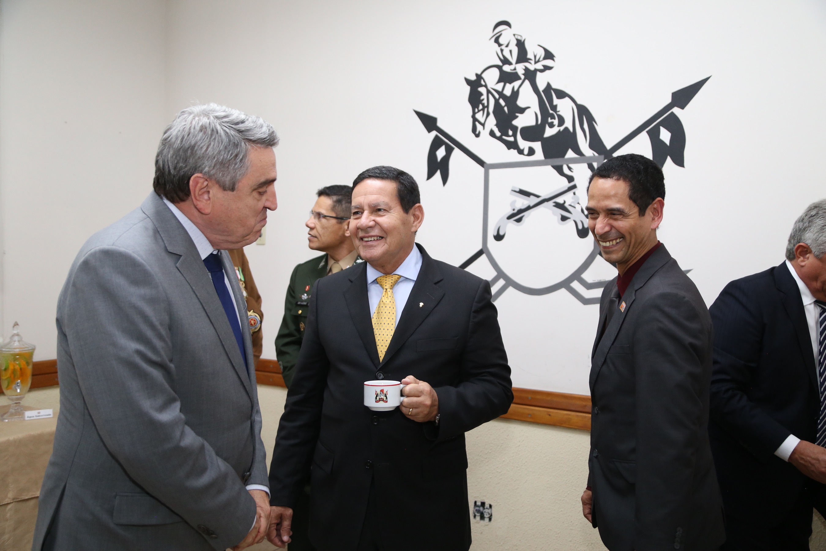 O governador Carlos Massa Ratinho Junior e o presidente em exercício Hamilton Mourão receberam nesta sexta-feira (28) a medalha Heróis da Cavalaria, da Polícia Montada Coronel Dulcídio. A condecoração foi entregue na cerimônia, em Curitiba, que comemora os 140 anos do regimento, que é a unidade mais antiga da Polícia Militar do Paraná. - Curitiba, 28/06/2019 - Foto: José Fernando Ogura/ANPr