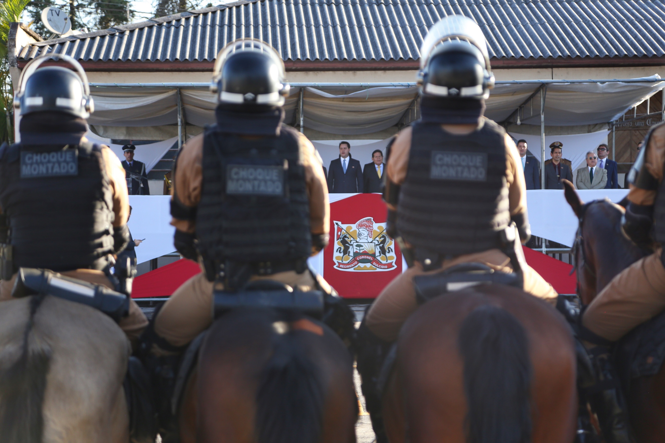 O governador Carlos Massa Ratinho Junior e o presidente em exercício Hamilton Mourão receberam nesta sexta-feira (28) a medalha Heróis da Cavalaria, da Polícia Montada Coronel Dulcídio. A condecoração foi entregue na cerimônia, em Curitiba, que comemora os 140 anos do regimento, que é a unidade mais antiga da Polícia Militar do Paraná. - Curitiba, 28/06/2019 - Foto: José Fernando Ogura/ANPr