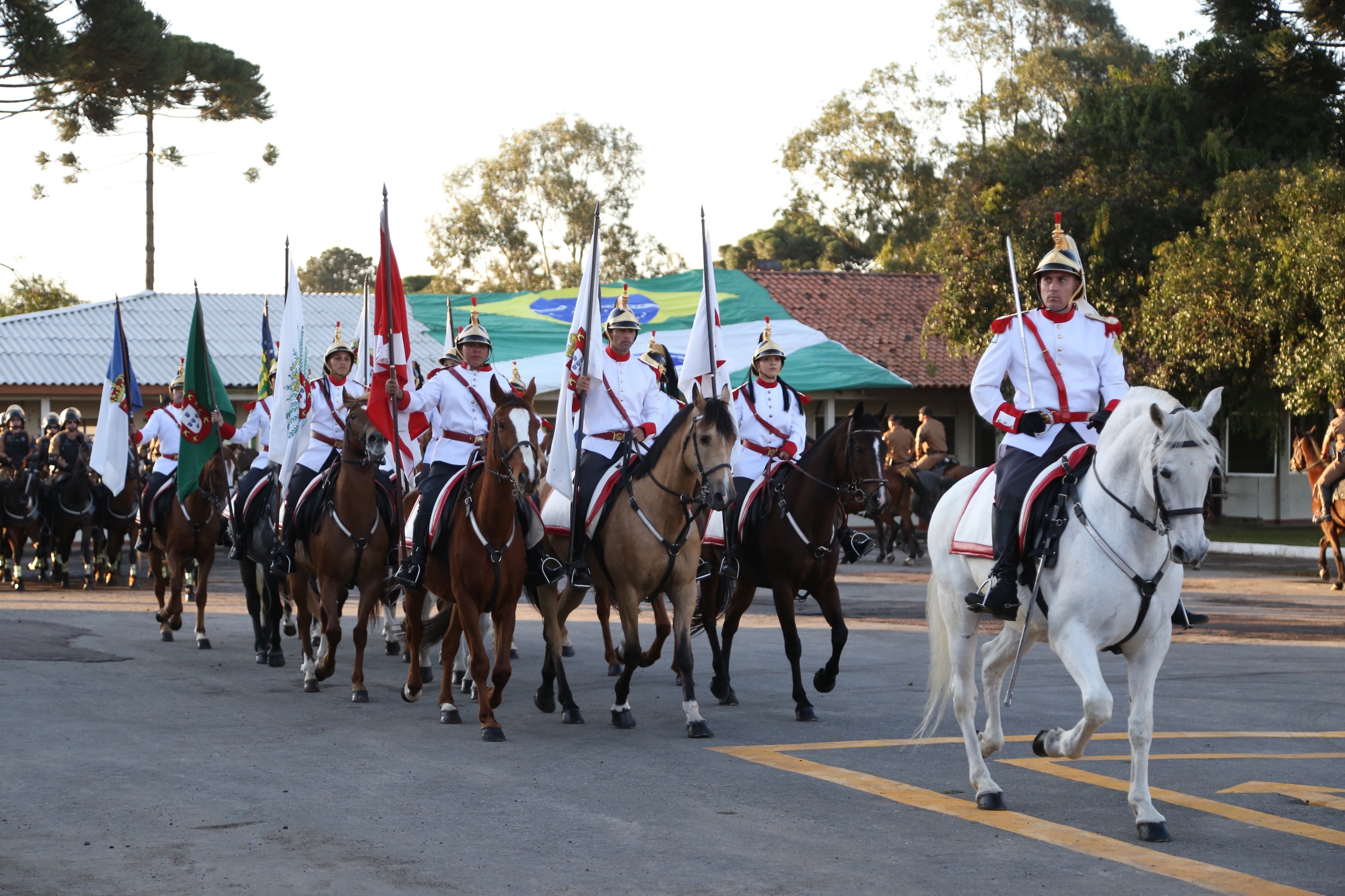 O governador Carlos Massa Ratinho Junior e o presidente em exercício Hamilton Mourão receberam nesta sexta-feira (28) a medalha Heróis da Cavalaria, da Polícia Montada Coronel Dulcídio. A condecoração foi entregue na cerimônia, em Curitiba, que comemora os 140 anos do regimento, que é a unidade mais antiga da Polícia Militar do Paraná. - Curitiba, 28/06/2019 - Foto: José Fernando Ogura/ANPr