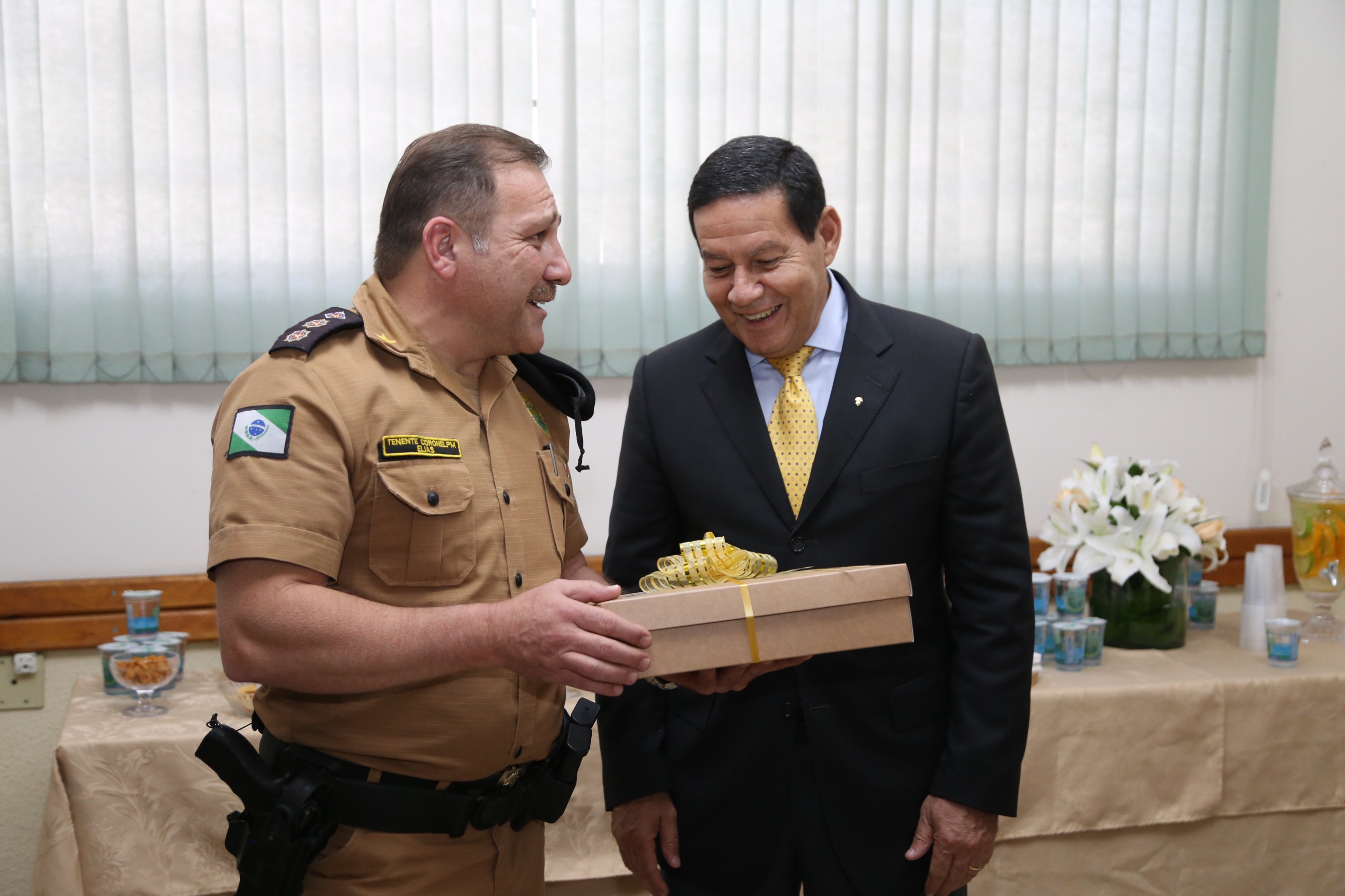 O governador Carlos Massa Ratinho Junior e o presidente em exercício Hamilton Mourão receberam nesta sexta-feira (28) a medalha Heróis da Cavalaria, da Polícia Montada Coronel Dulcídio. A condecoração foi entregue na cerimônia, em Curitiba, que comemora os 140 anos do regimento, que é a unidade mais antiga da Polícia Militar do Paraná. - Curitiba, 28/06/2019 - Foto: José Fernando Ogura/ANPr