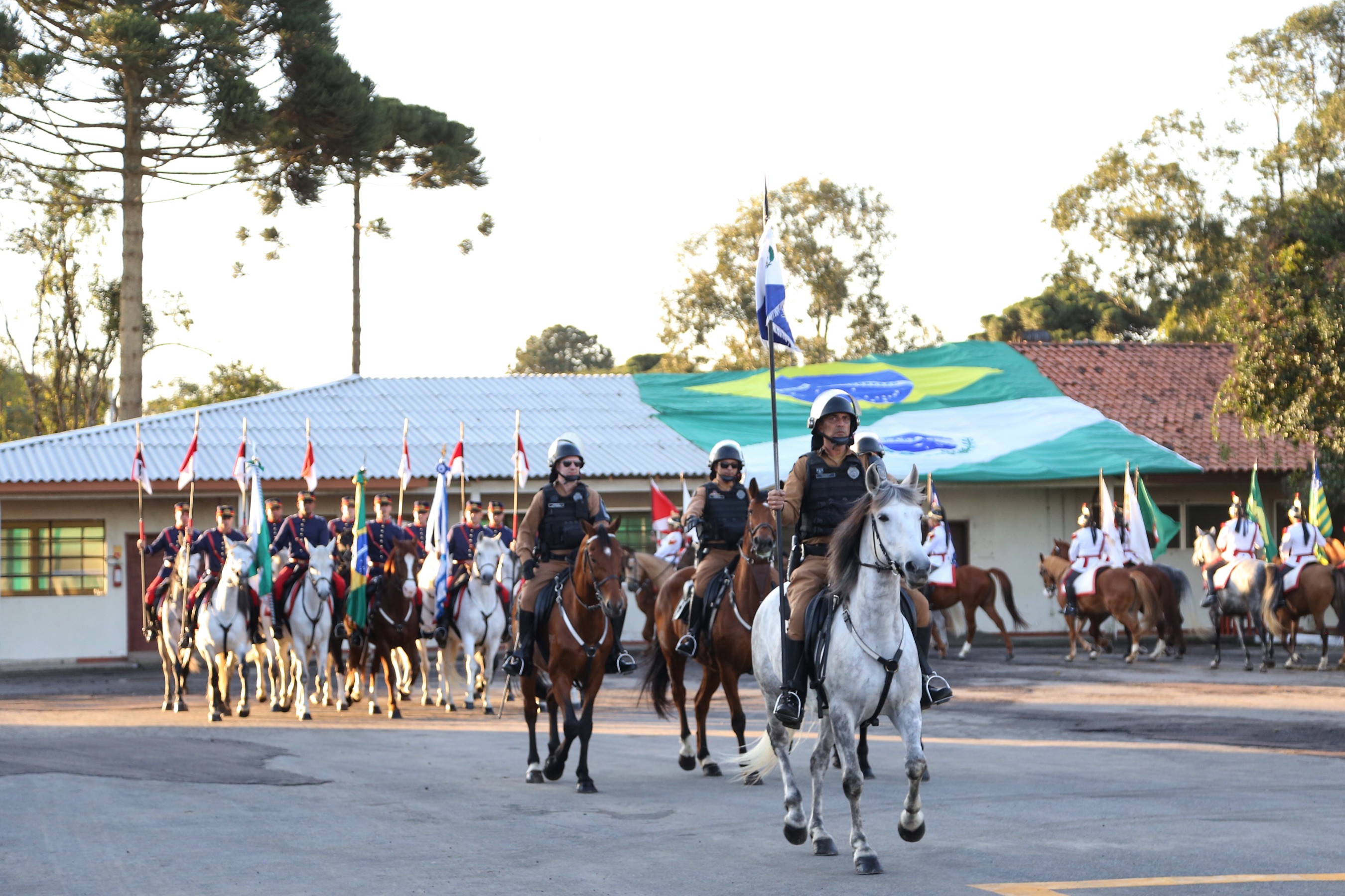 O governador Carlos Massa Ratinho Junior e o presidente em exercício Hamilton Mourão receberam nesta sexta-feira (28) a medalha Heróis da Cavalaria, da Polícia Montada Coronel Dulcídio. A condecoração foi entregue na cerimônia, em Curitiba, que comemora os 140 anos do regimento, que é a unidade mais antiga da Polícia Militar do Paraná. - Curitiba, 28/06/2019 - Foto: José Fernando Ogura/ANPr