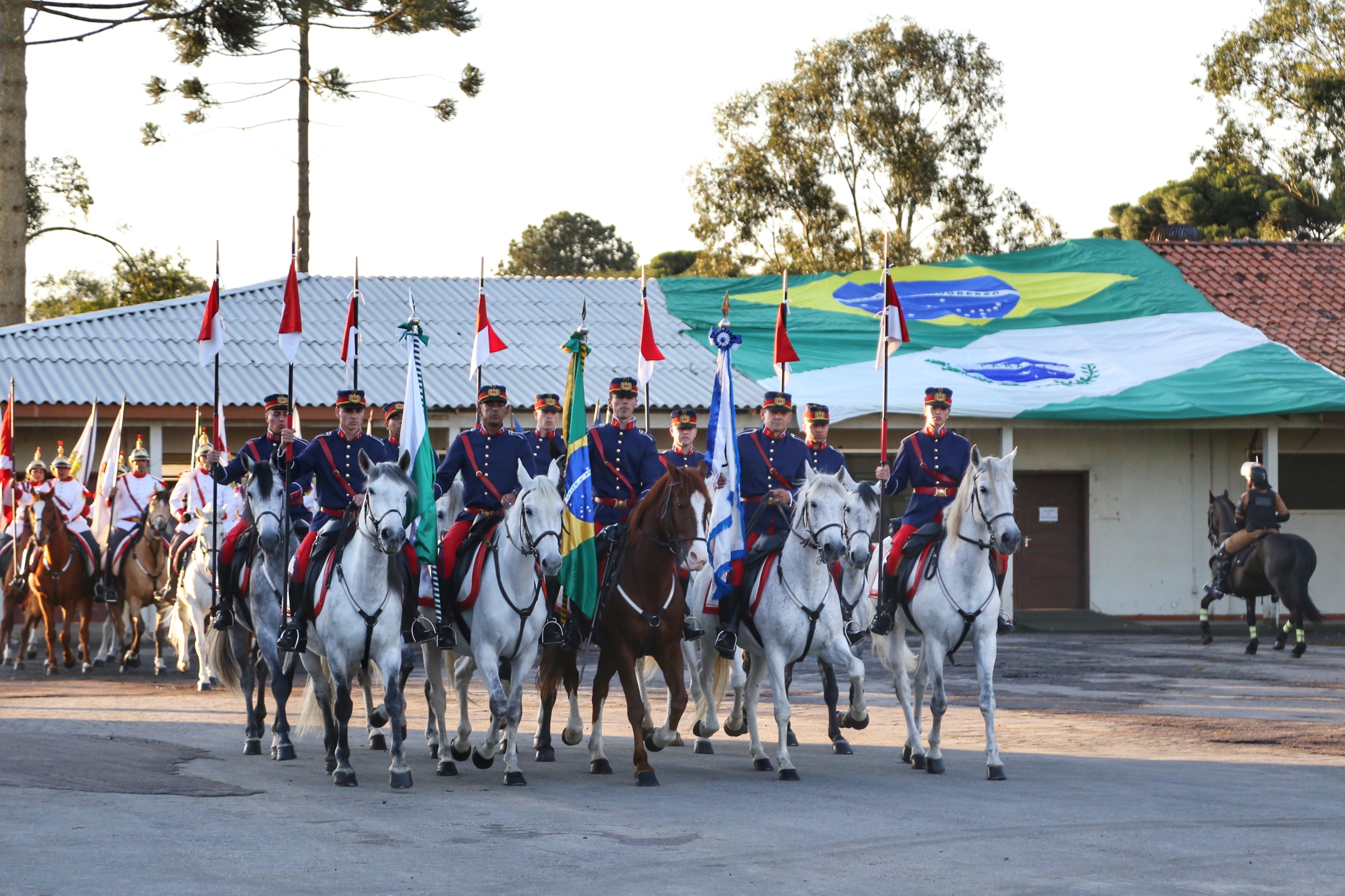 O governador Carlos Massa Ratinho Junior e o presidente em exercício Hamilton Mourão receberam nesta sexta-feira (28) a medalha Heróis da Cavalaria, da Polícia Montada Coronel Dulcídio. A condecoração foi entregue na cerimônia, em Curitiba, que comemora os 140 anos do regimento, que é a unidade mais antiga da Polícia Militar do Paraná. - Curitiba, 28/06/2019 - Foto: José Fernando Ogura/ANPr