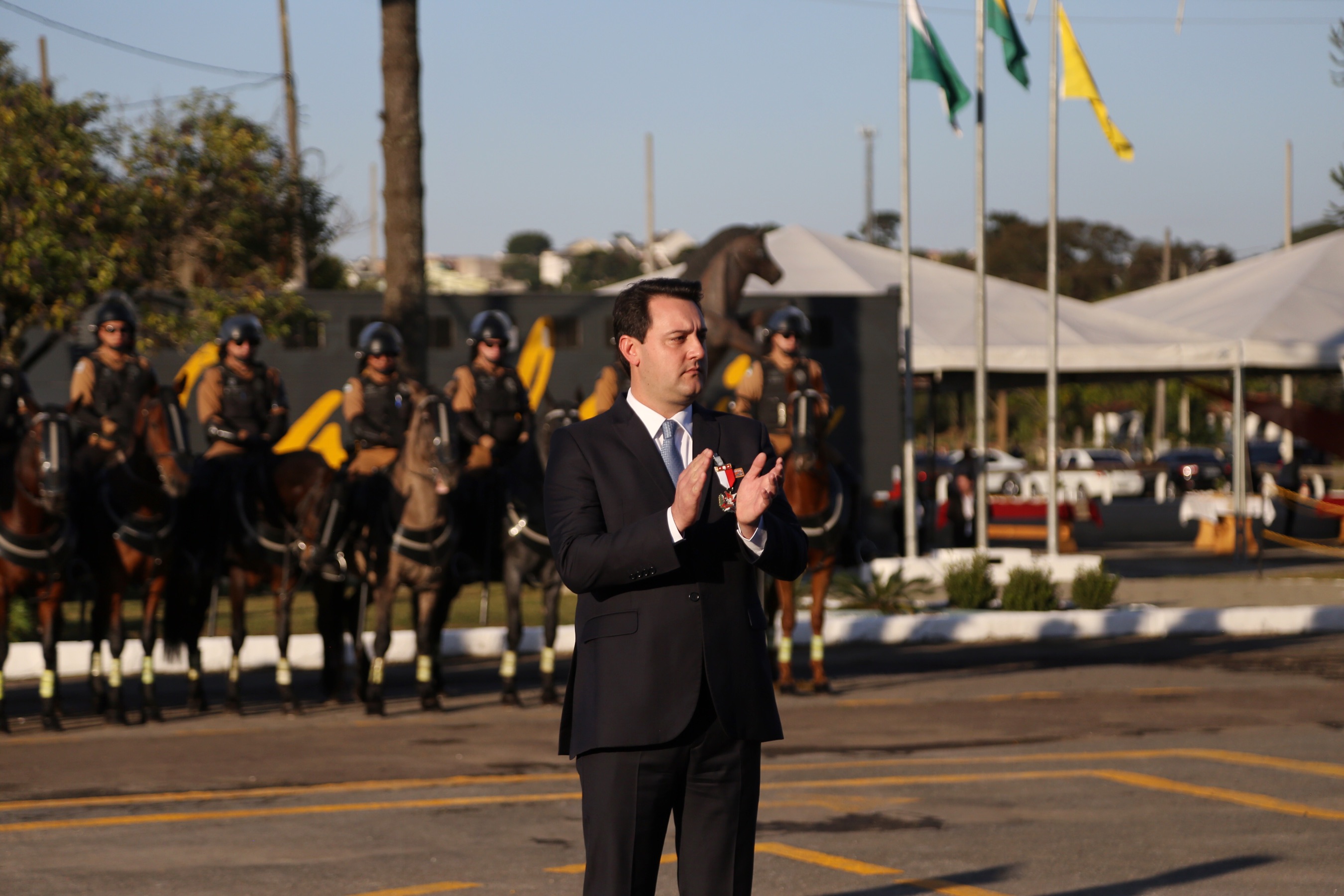 O governador Carlos Massa Ratinho Junior e o presidente em exercício Hamilton Mourão receberam nesta sexta-feira (28) a medalha Heróis da Cavalaria, da Polícia Montada Coronel Dulcídio. A condecoração foi entregue na cerimônia, em Curitiba, que comemora os 140 anos do regimento, que é a unidade mais antiga da Polícia Militar do Paraná. - Curitiba, 28/06/2019 - Foto: José Fernando Ogura/ANPr