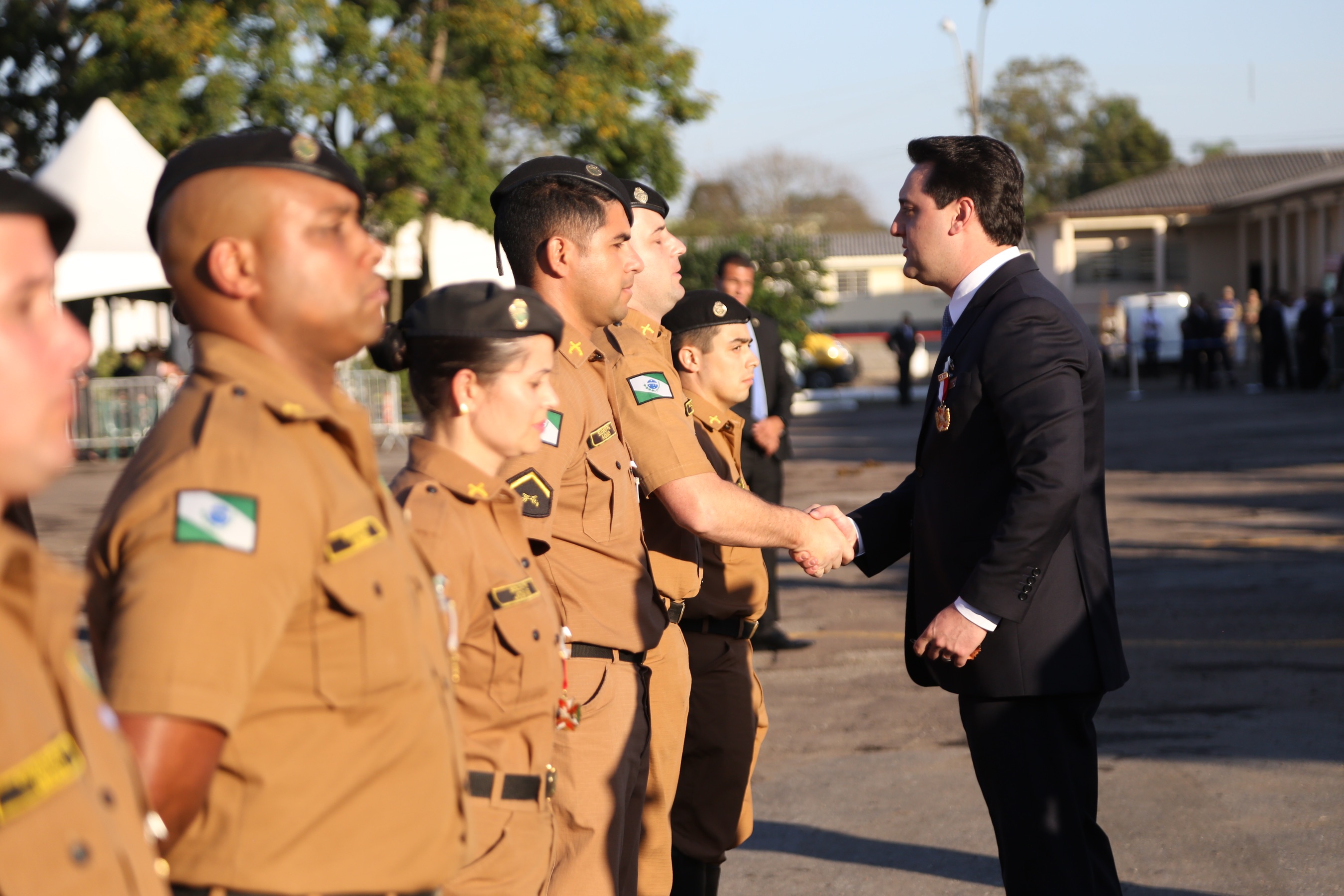 O governador Carlos Massa Ratinho Junior e o presidente em exercício Hamilton Mourão receberam nesta sexta-feira (28) a medalha Heróis da Cavalaria, da Polícia Montada Coronel Dulcídio. A condecoração foi entregue na cerimônia, em Curitiba, que comemora os 140 anos do regimento, que é a unidade mais antiga da Polícia Militar do Paraná. - Curitiba, 28/06/2019 - Foto: José Fernando Ogura/ANPr