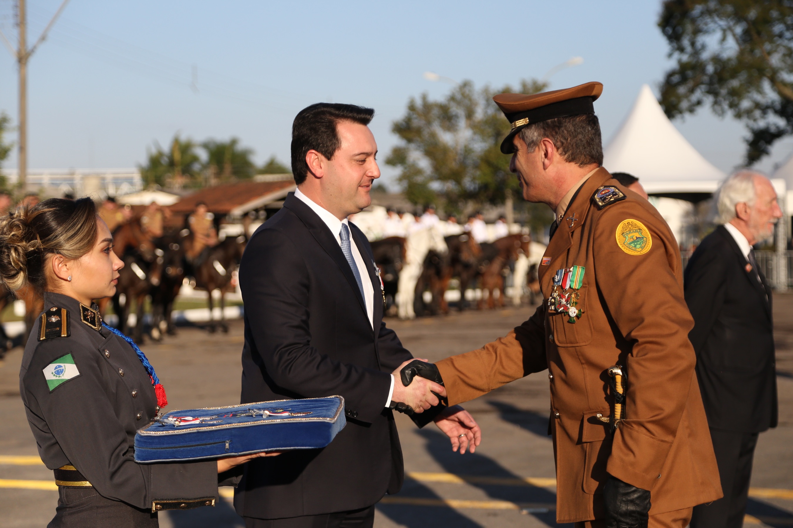 O governador Carlos Massa Ratinho Junior e o presidente em exercício Hamilton Mourão receberam nesta sexta-feira (28) a medalha Heróis da Cavalaria, da Polícia Montada Coronel Dulcídio. A condecoração foi entregue na cerimônia, em Curitiba, que comemora os 140 anos do regimento, que é a unidade mais antiga da Polícia Militar do Paraná. - Curitiba, 28/06/2019 - Foto: José Fernando Ogura/ANPr